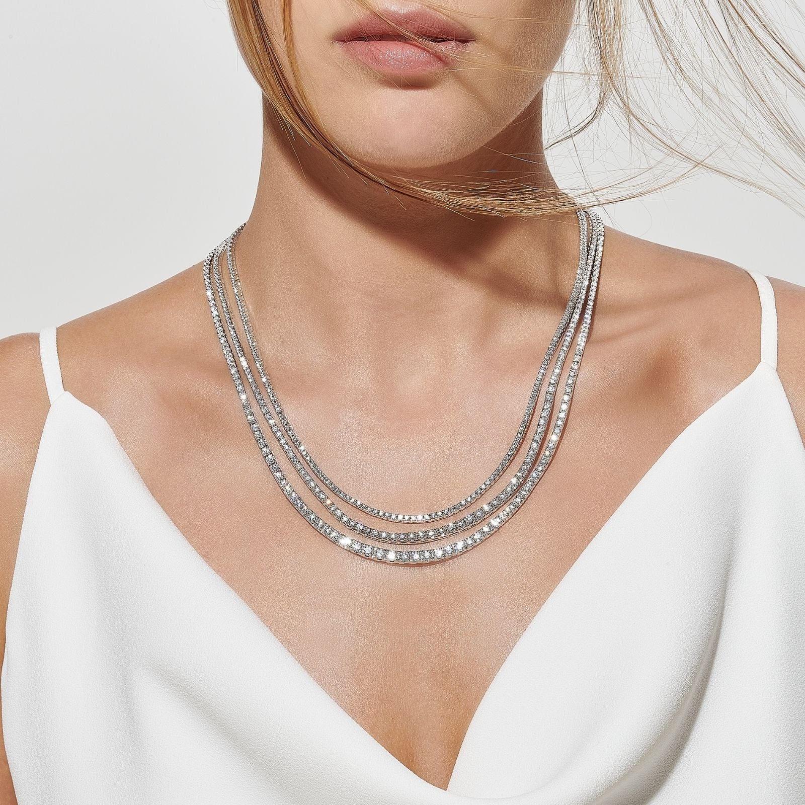 Femme qui porte un collier en diamant Pellegrin