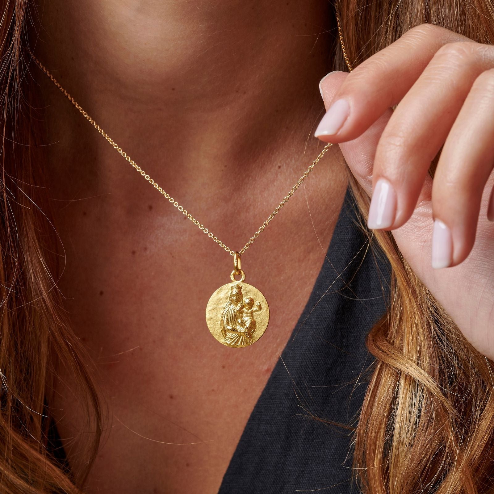 chaîne fine avec une médaille Notre dame de la garde or jaune façonnée par la Maison de joaillerie Marseillaise Pellegrin