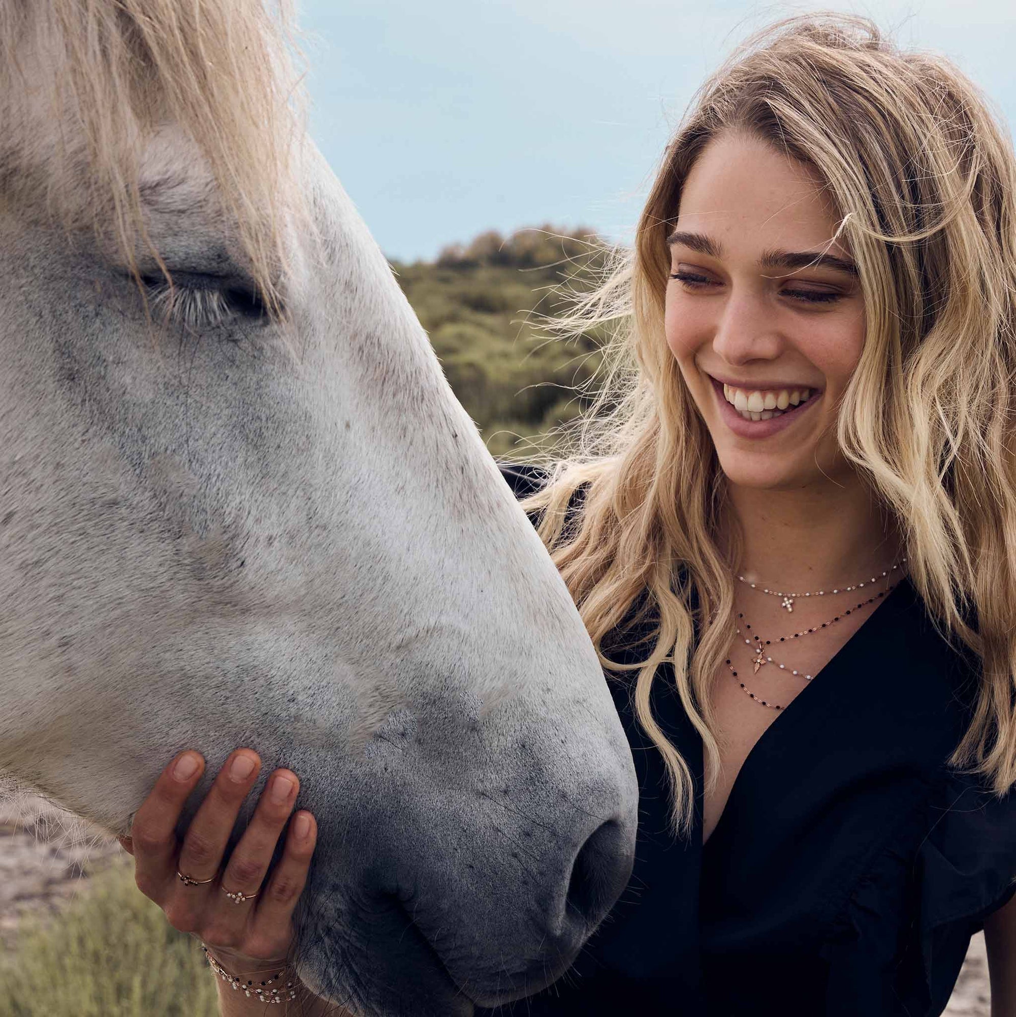 Cou de femme avec des bijoux Gigi Clozeau