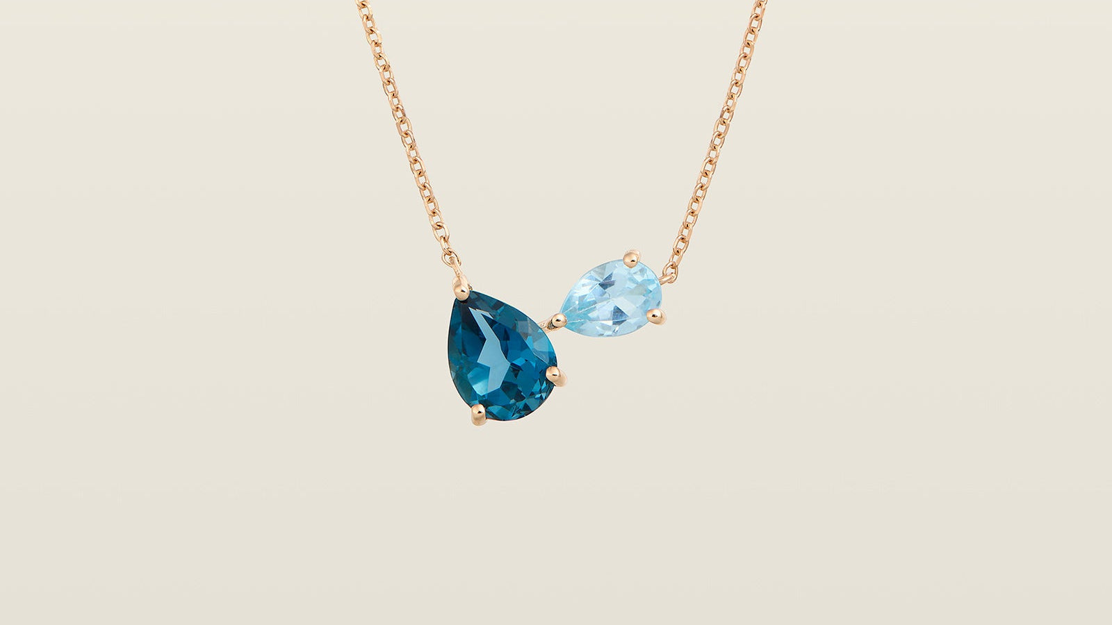 Pendentif avec deux pierres taille poire les deux sont bleues