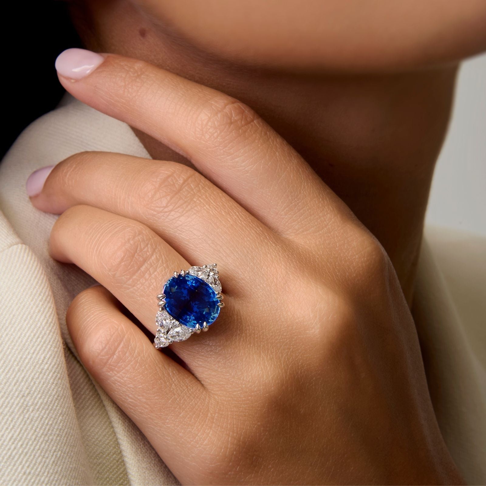 CélesteBague, or blanc, saphir taille ovale, diamants  - PF