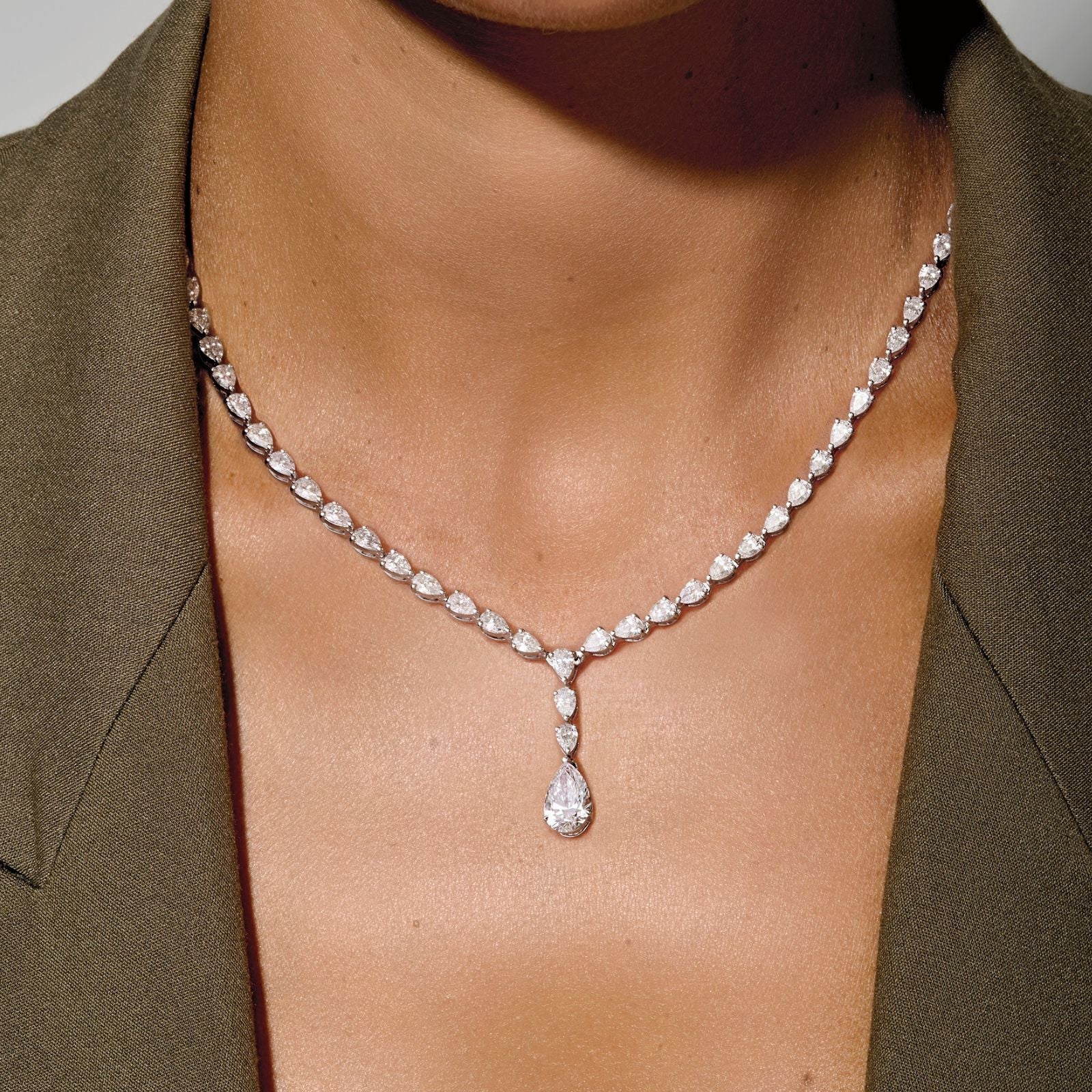 Collier Chute PoiresCollier, or blanc, diamants poires - VEND