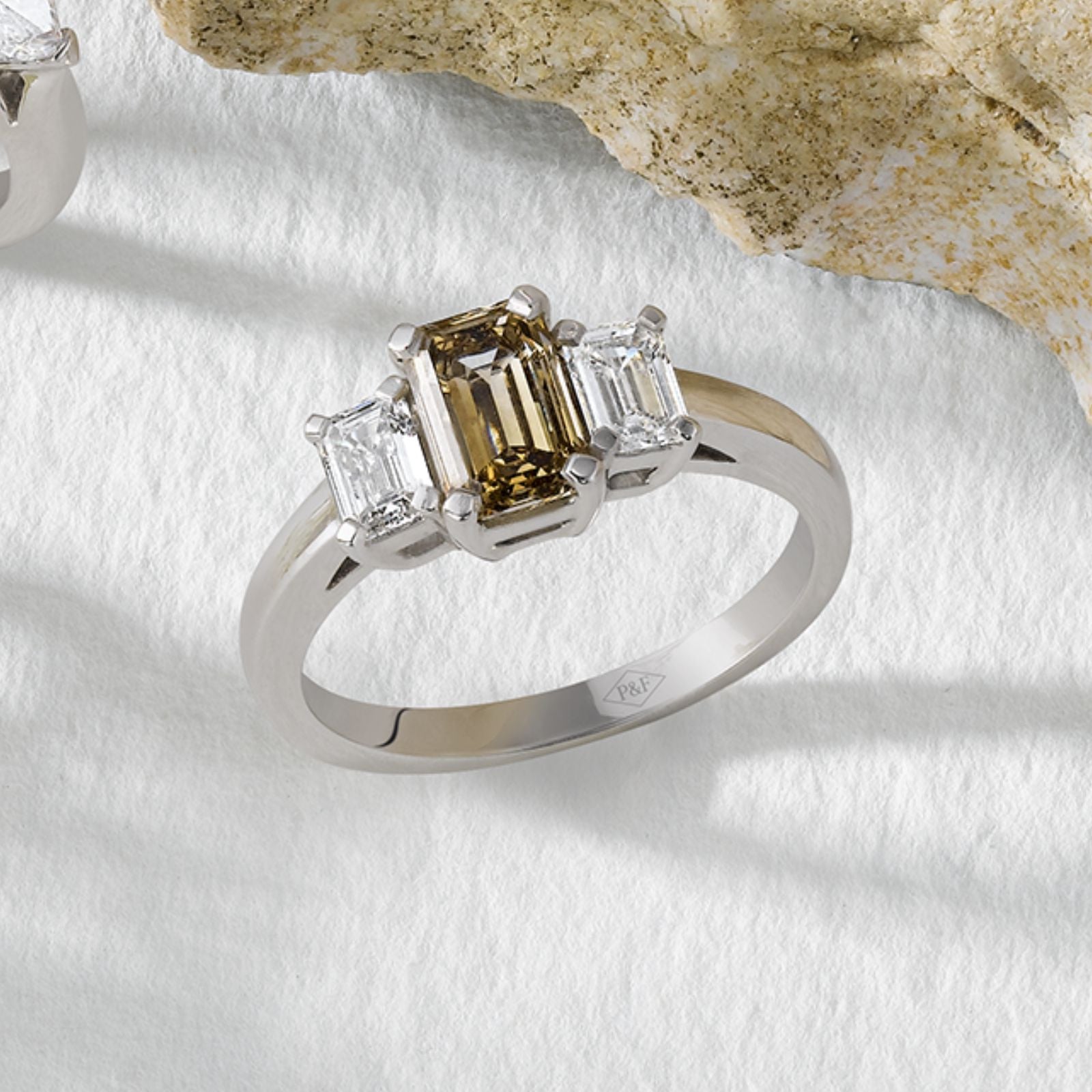 Trilogie taille émeraude fancy brownSolitaire diamant taille émeraude, fancy brown - PF