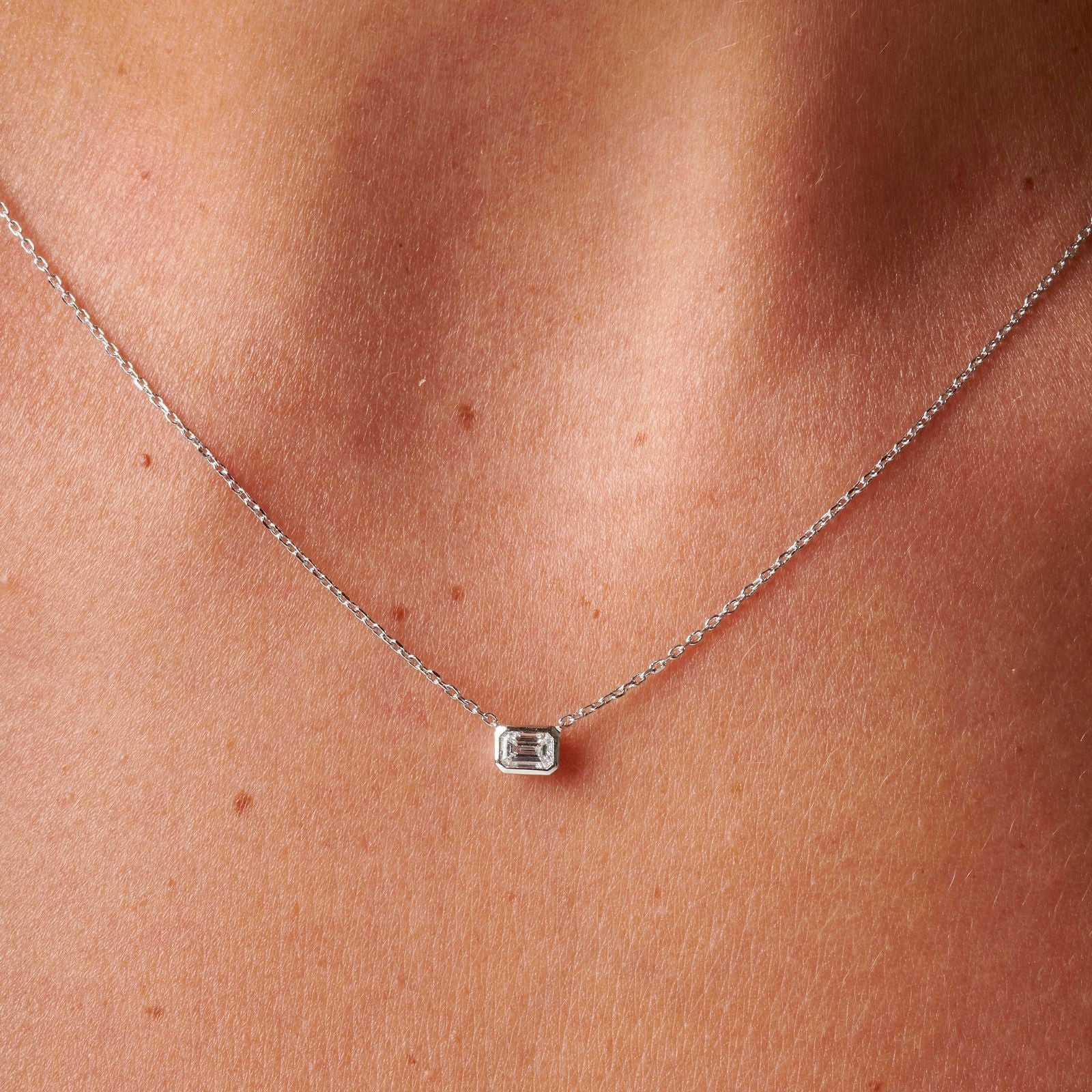 CléoPendentif, or blanc, diamant taille émeraude - TPO