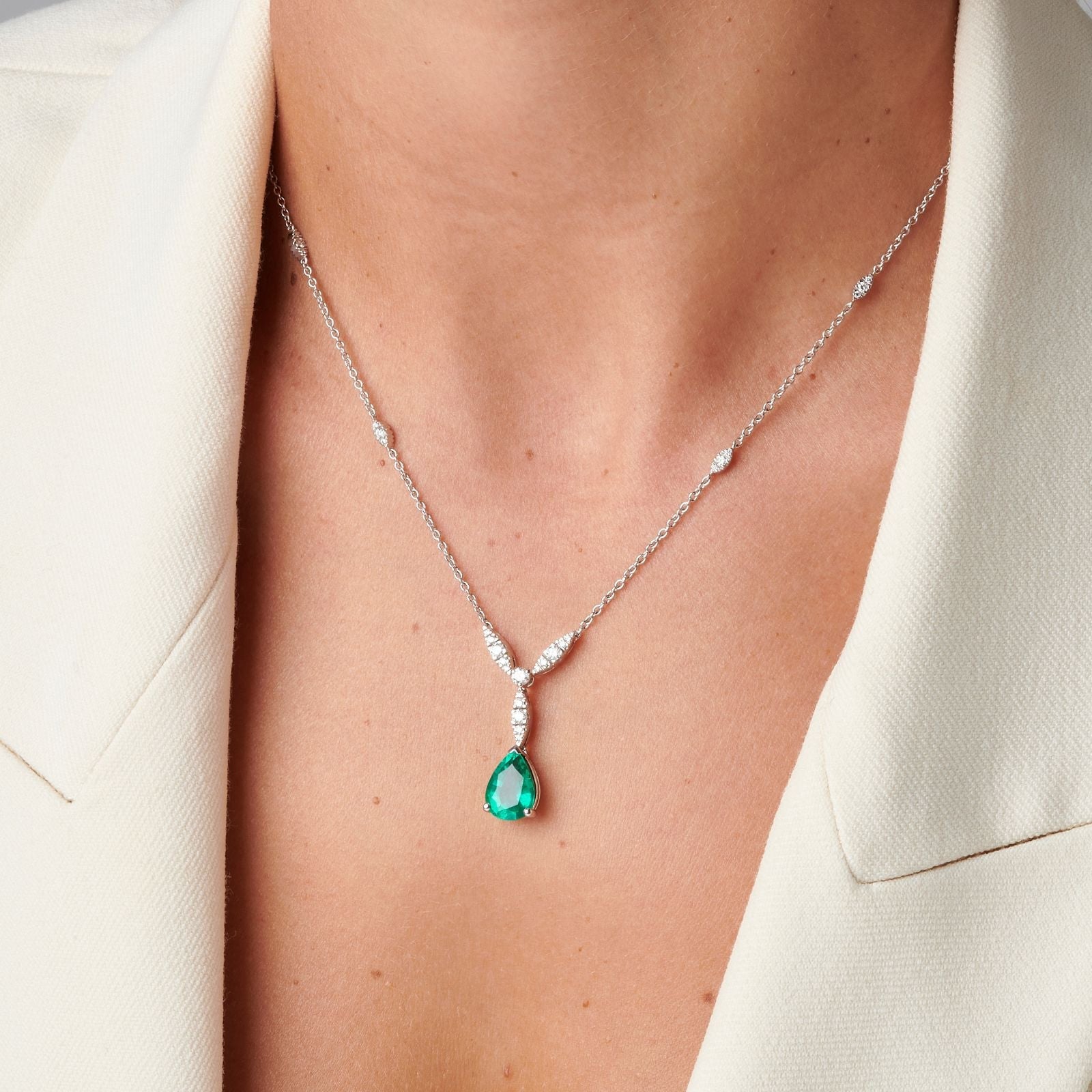 Promenade émeraudePendentif, or blanc, émeraude, diamants - PF