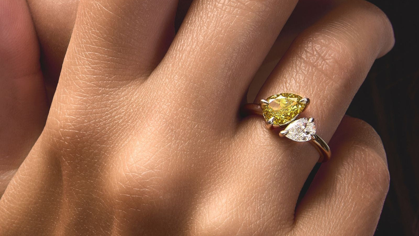 femme qui porte une bague toi & moi avec deux diamants naturels 