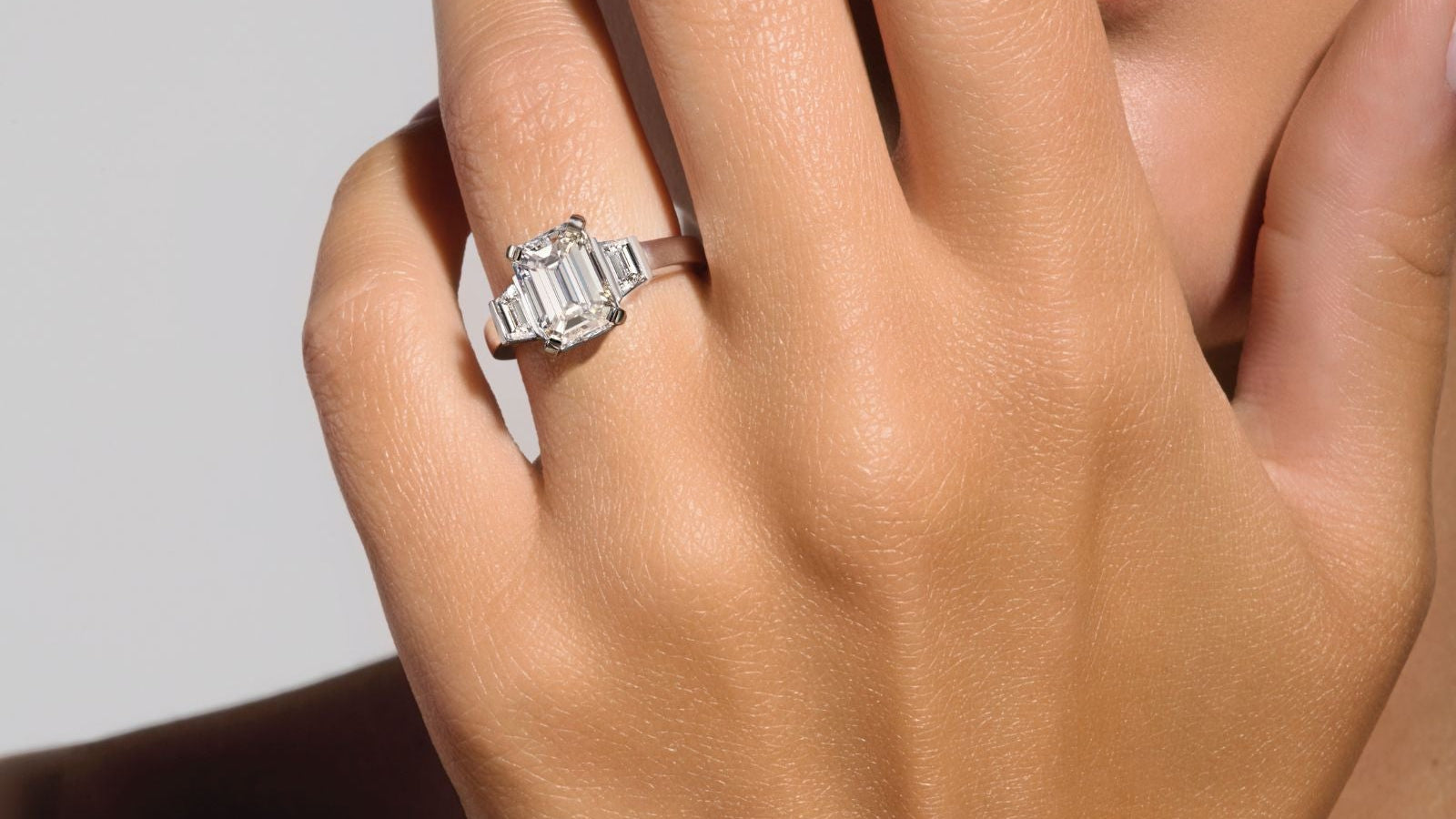 femme qui porte Bague diamant naturel taille émeraude 