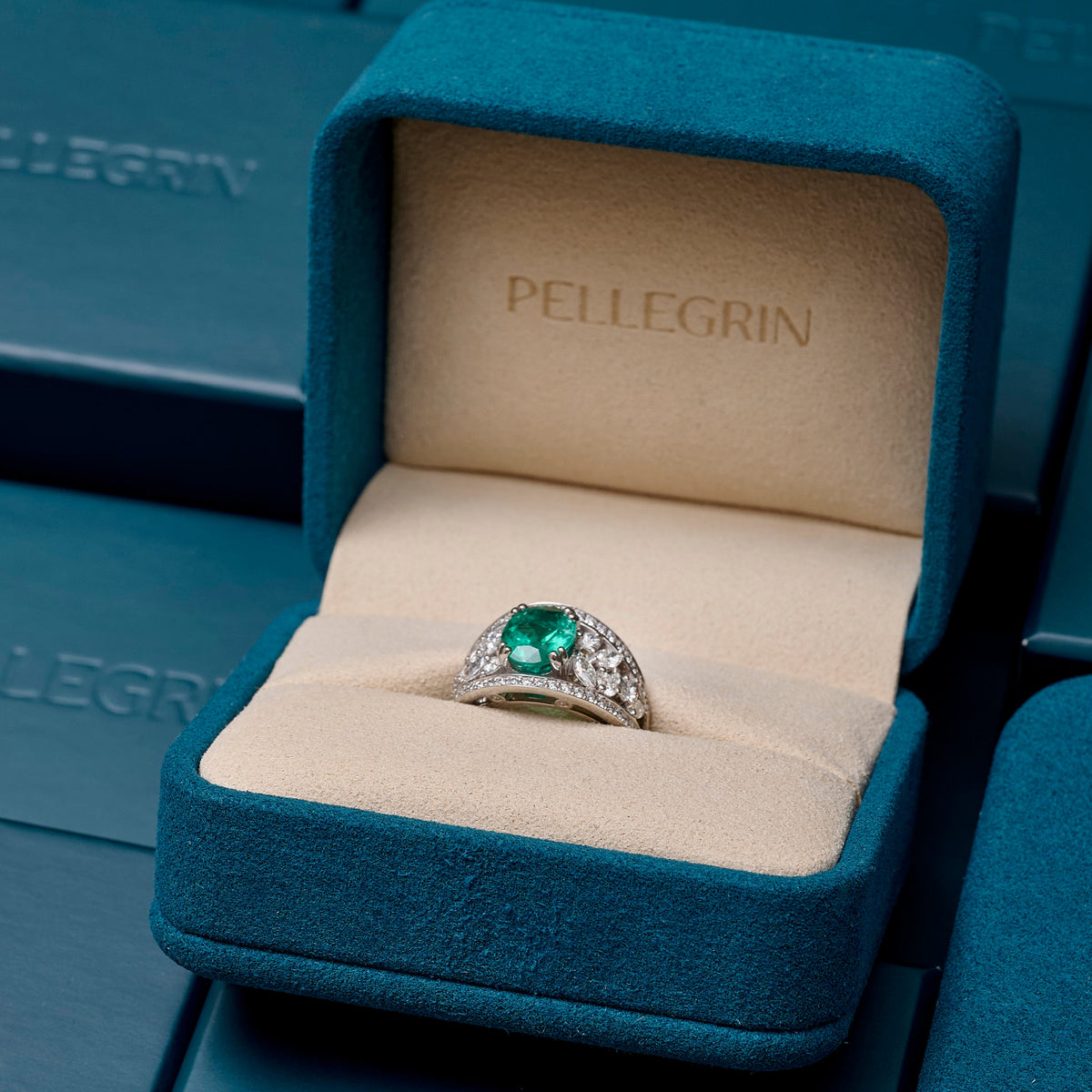 dans un ecrin pellegrin bague emaraude diamants naturels