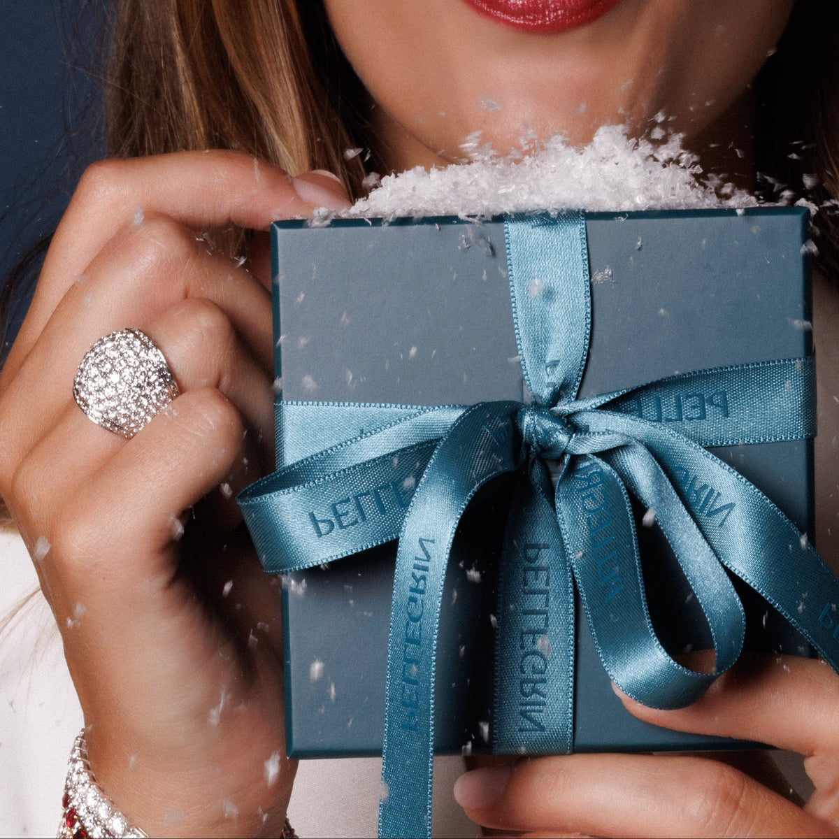 Femme qui porte une bague multi diamants pavage or blanc 