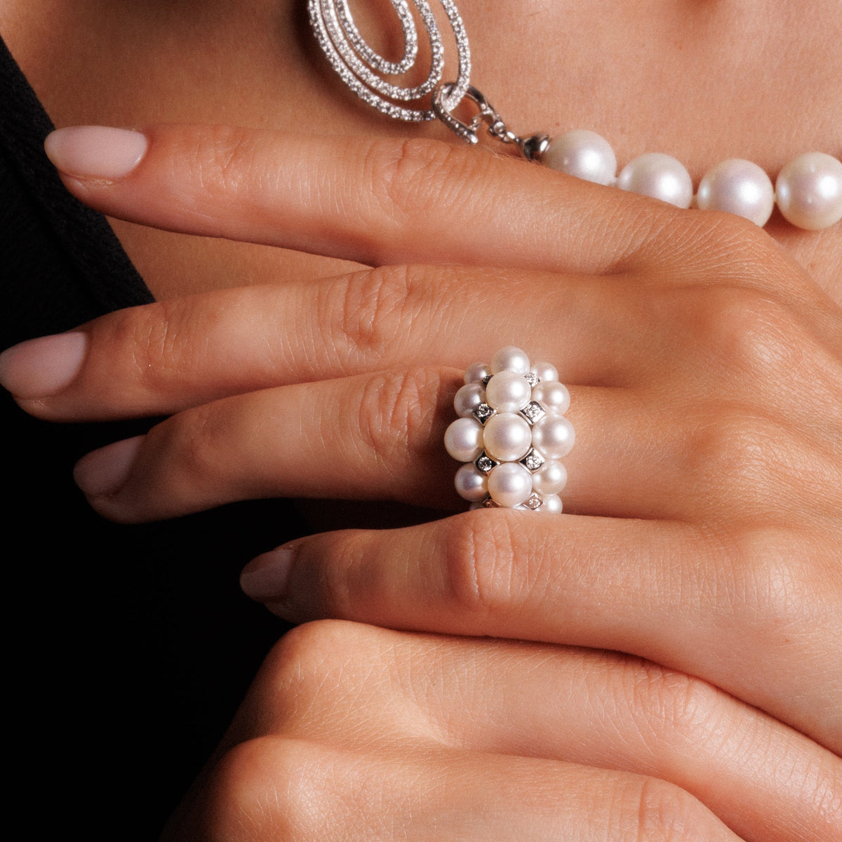 Femme qui porte une Bague or blanc perles akoyas et diamants 