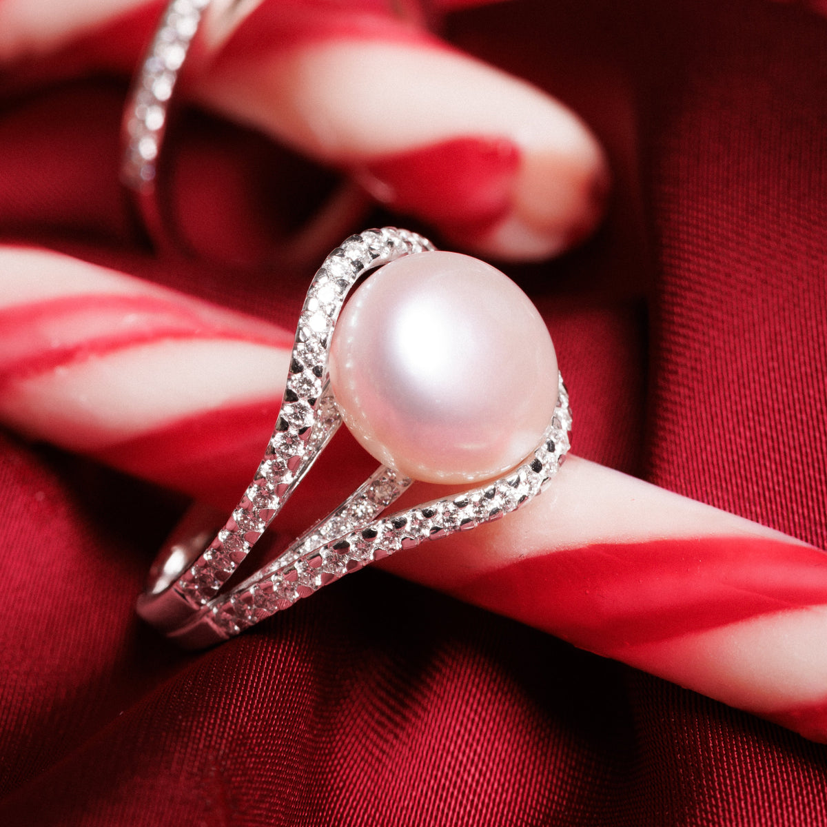 sur un sucre d'orge une bague perle eau douce et diamants or blanc 