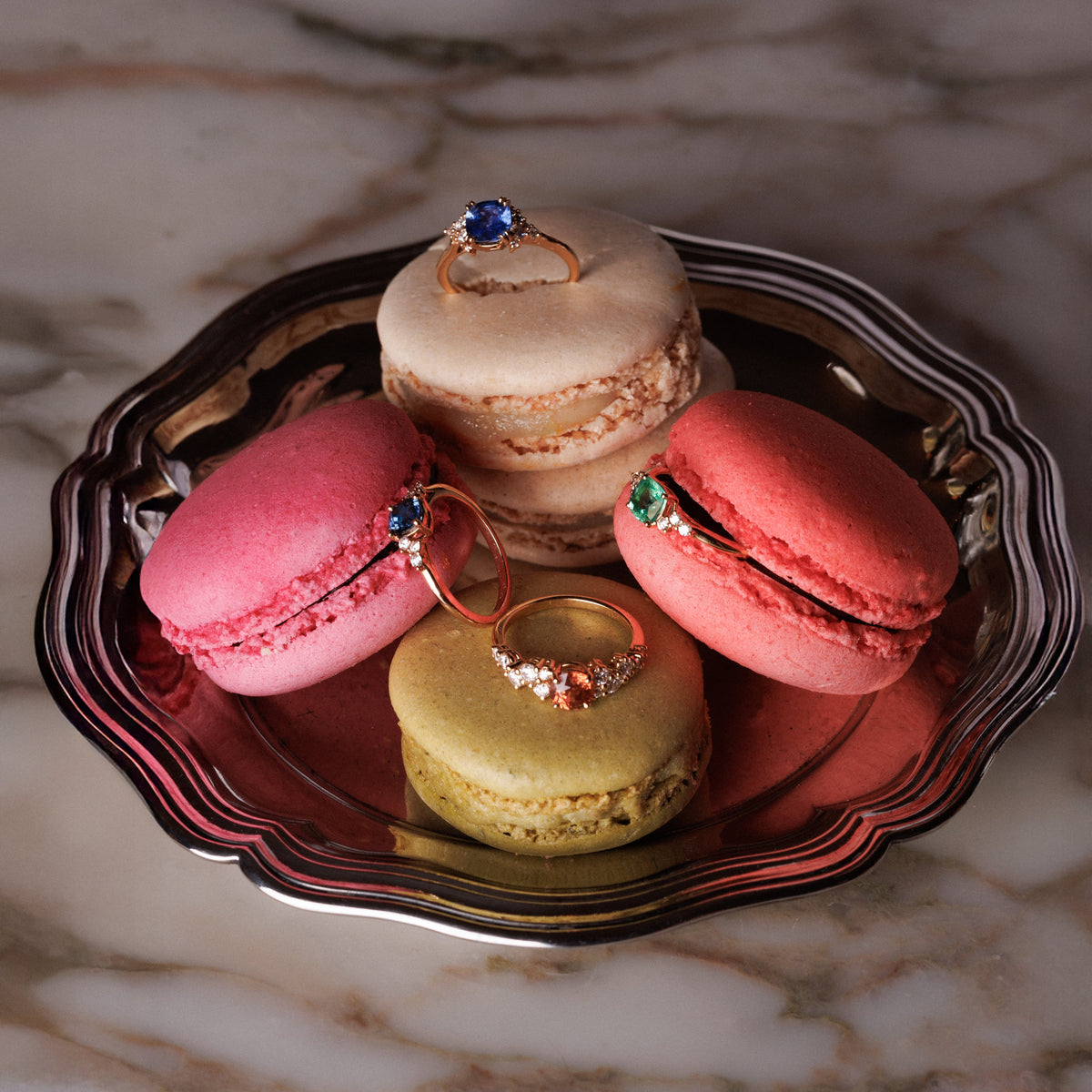 bagues pierres précieuses sur des macarons de couleurs 