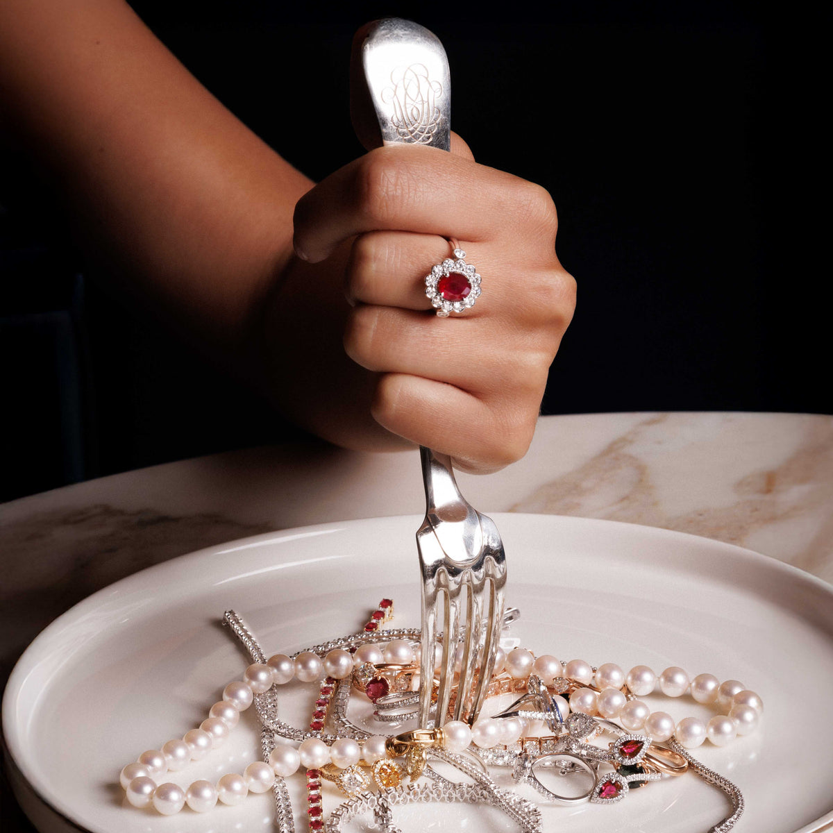 femme qui tient une fourchette et porte une Bague pompadour rubis diamants 