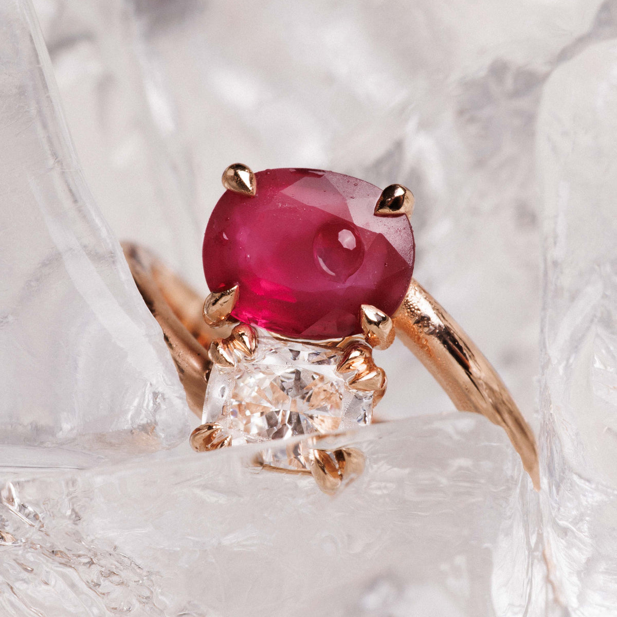 dans de la glace on aperçoit une bague toi et moi rubis et diamant naturel 