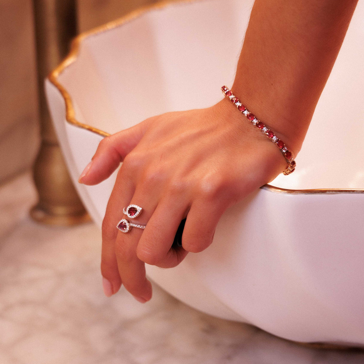 Femme qui porte une bague toi et moi serpentine rubis et diamants naturels et une rivière diamants naturels et rubis 