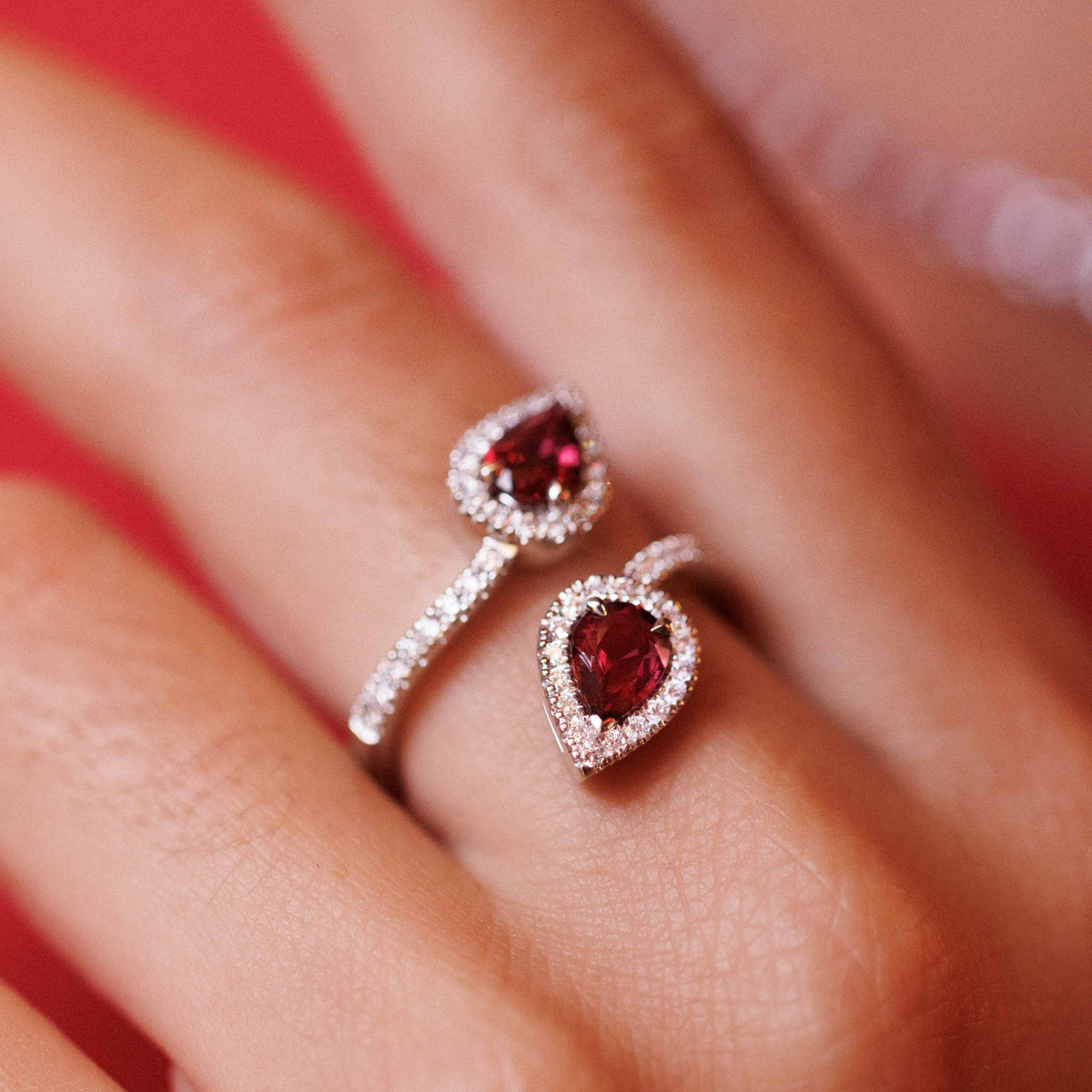 Femme qui porte une bague toi et moi serpentine rubis et diamants naturels 