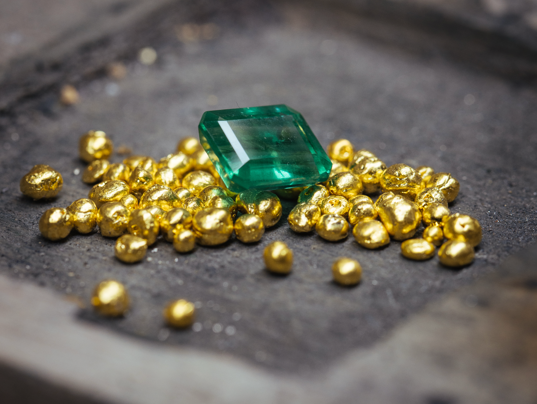 Billes d'or et émeraude dans un atelier 