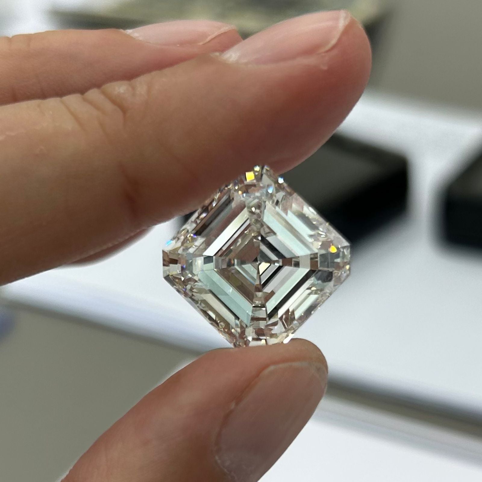 Diamant naturel taille asscher entre les doigts d'arnaud Pelllegrin 