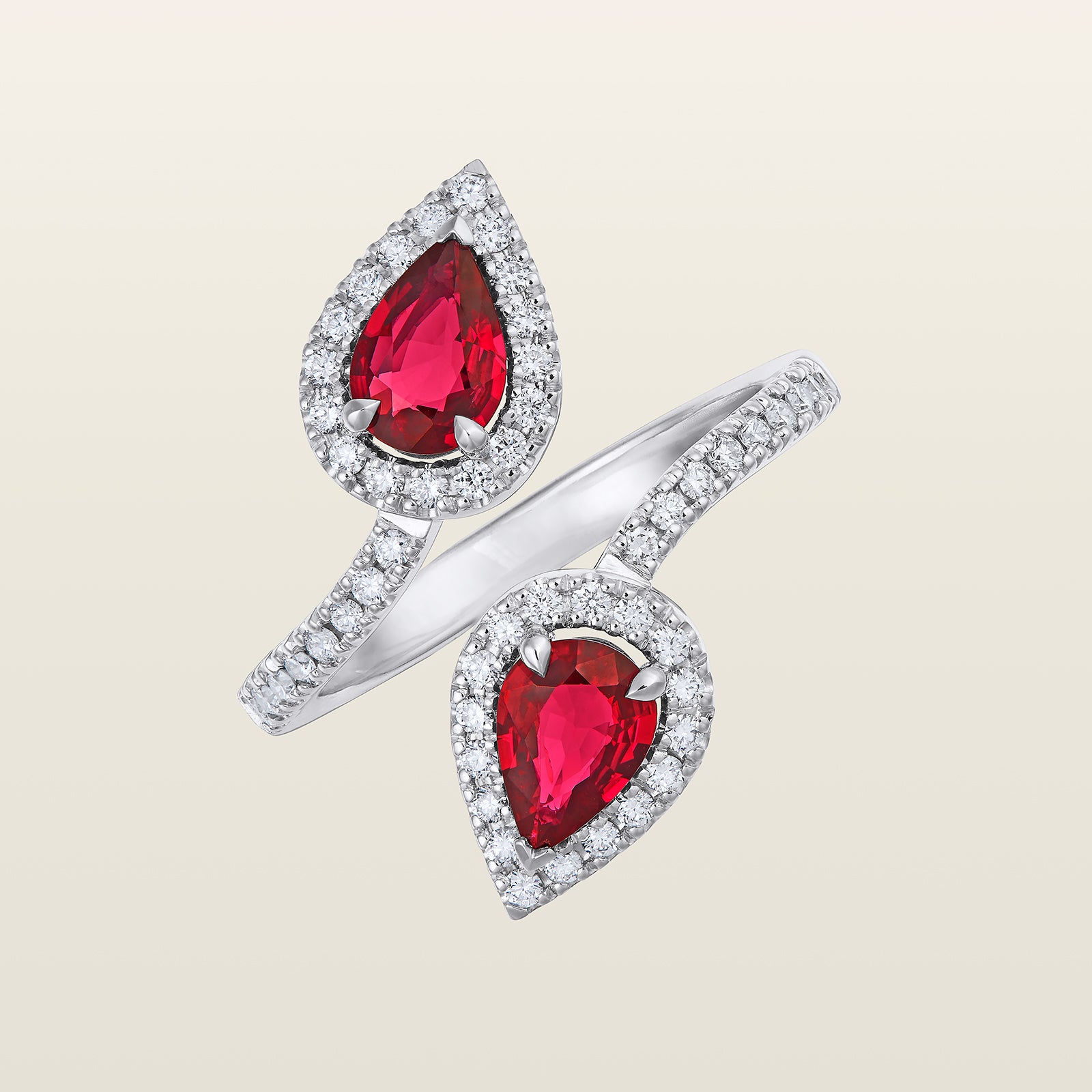 Bague Toi & Moi en or blanc sertie de deux rubis rouges taille poire entourés de diamants pavés sur un anneau fin