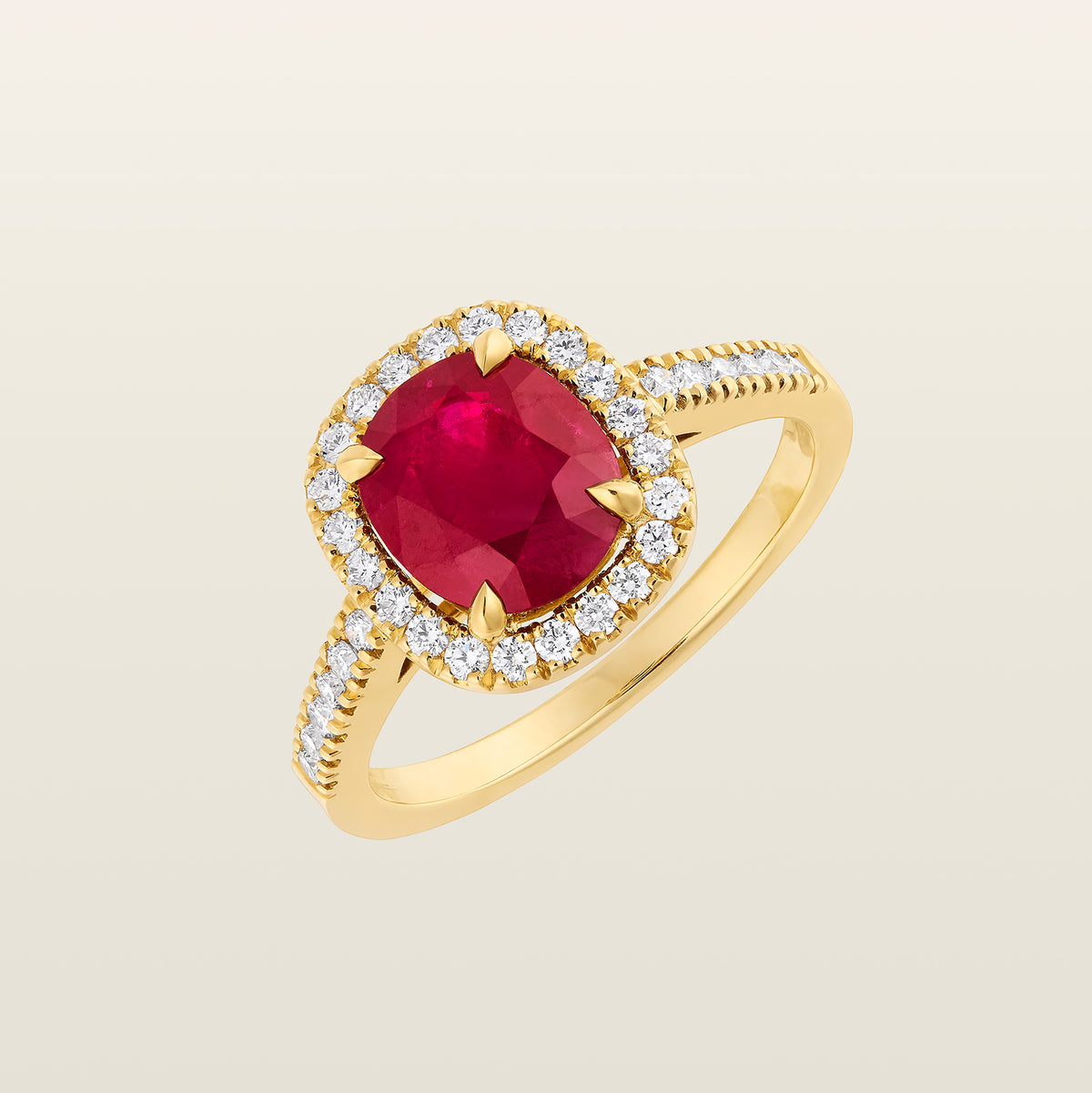 Bague Anaïs 1840 en or jaune, rubis taille coussin entouré de diamants et anneau pavé