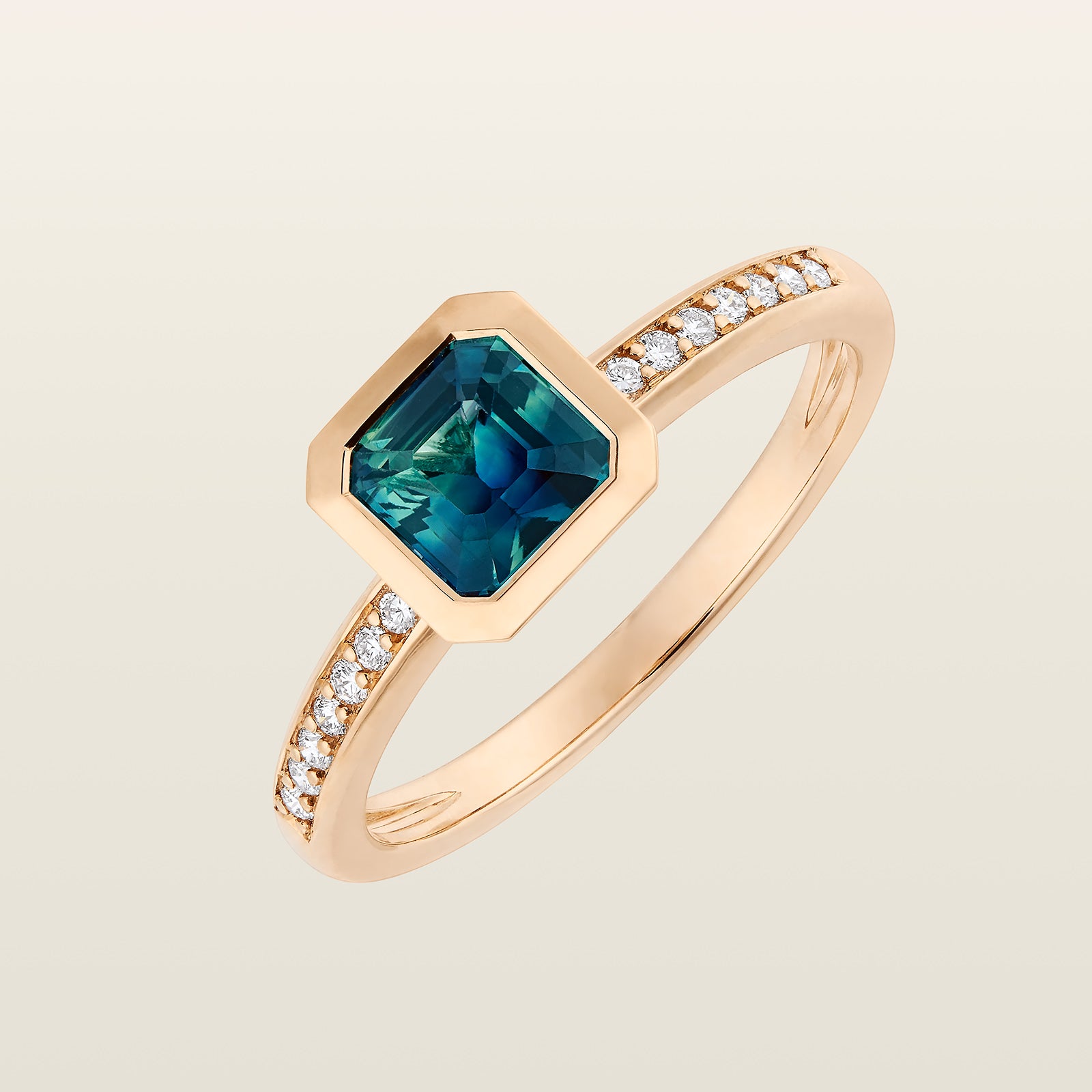 Bague en or serti clos avec saphir teal taille Asscher et diamants pavés