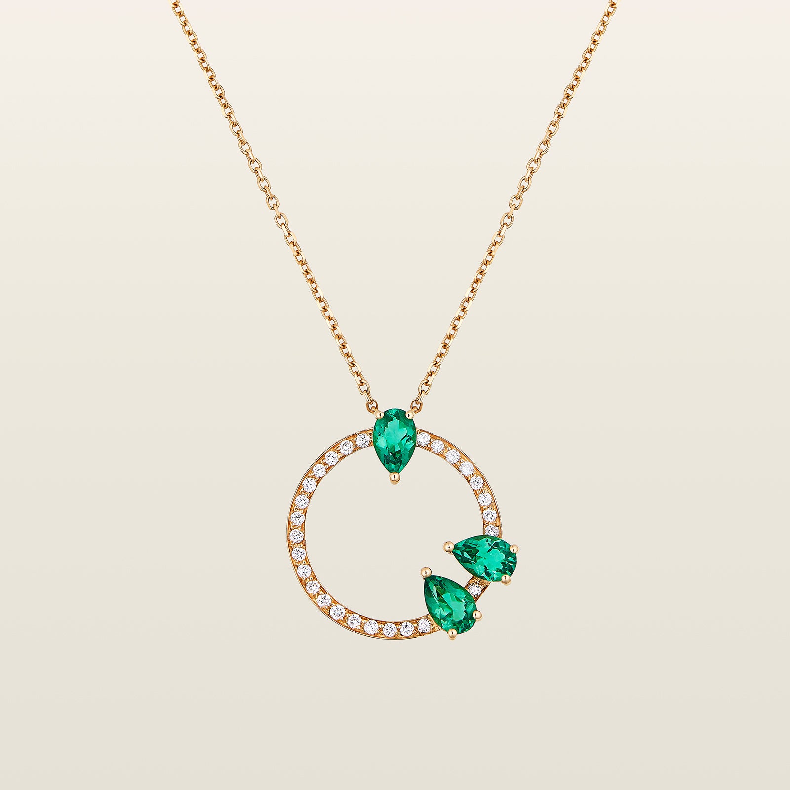 Pendentif en or rose avec cercle pavé de diamants et trois quartz verts en forme de goutte suspendu à une fine chaîne
