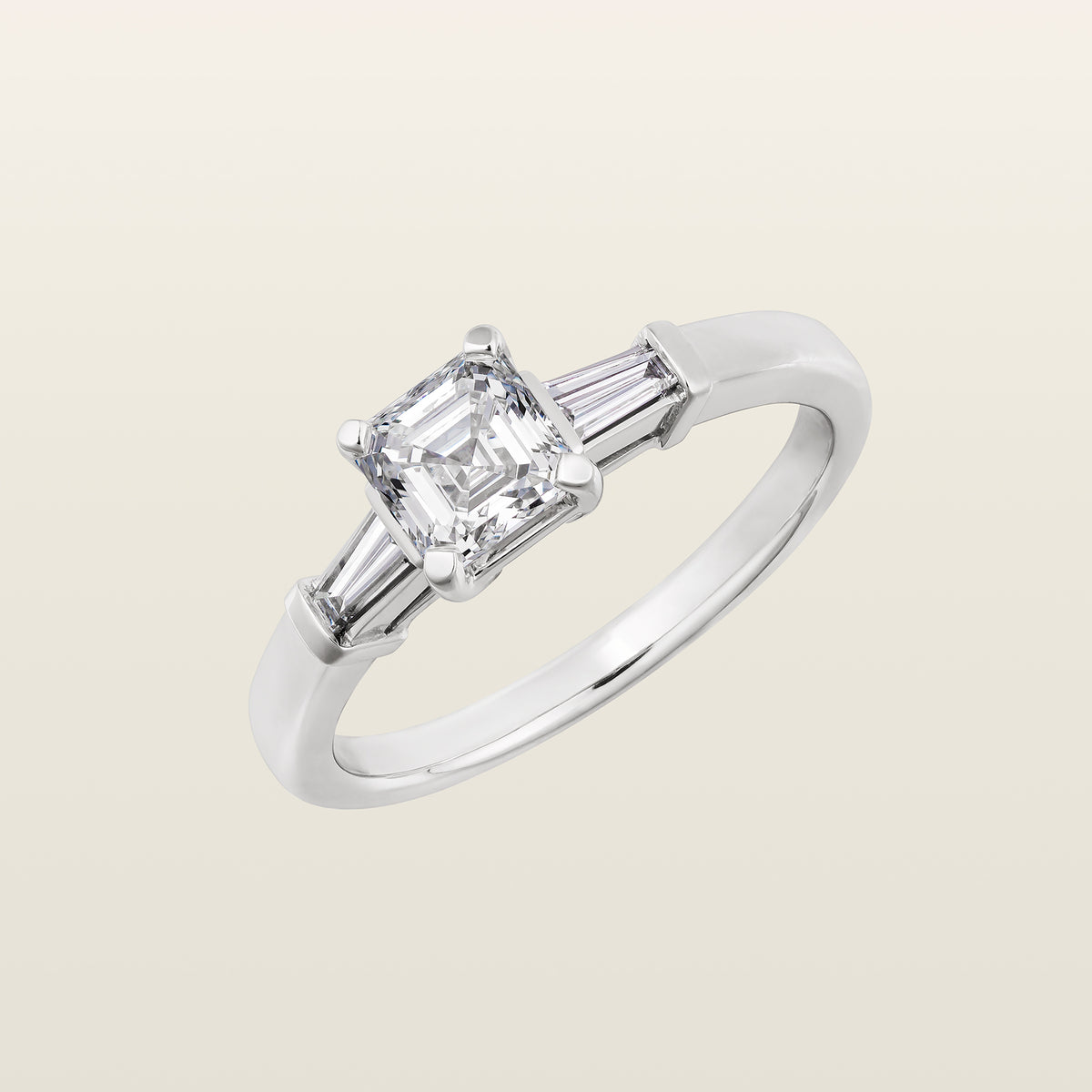 Solitaire Bambou en or blanc, diamant taille asscher épaulé de deux diamants baguette