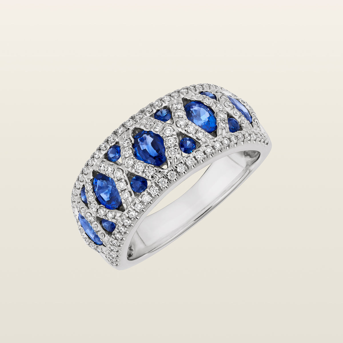 Bague Gabrielle en or blanc, bandeau large à saphirs et diamants en motif croisé