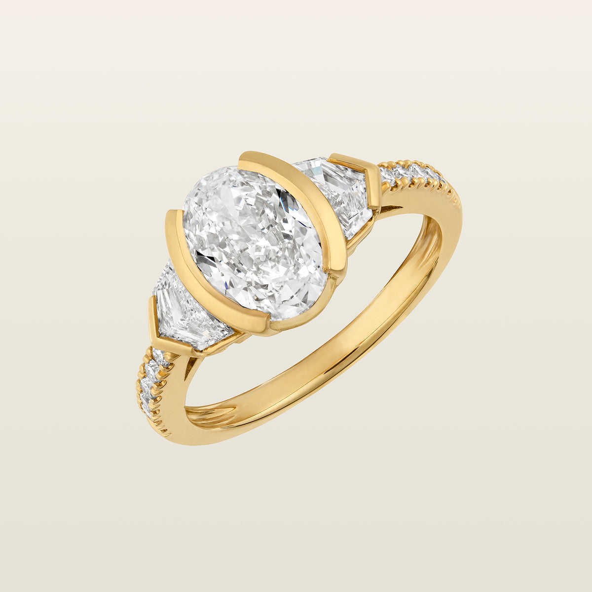 Bague Cadillac en or jaune, diamant taille ovale épaulé de deux diamants trapèze
