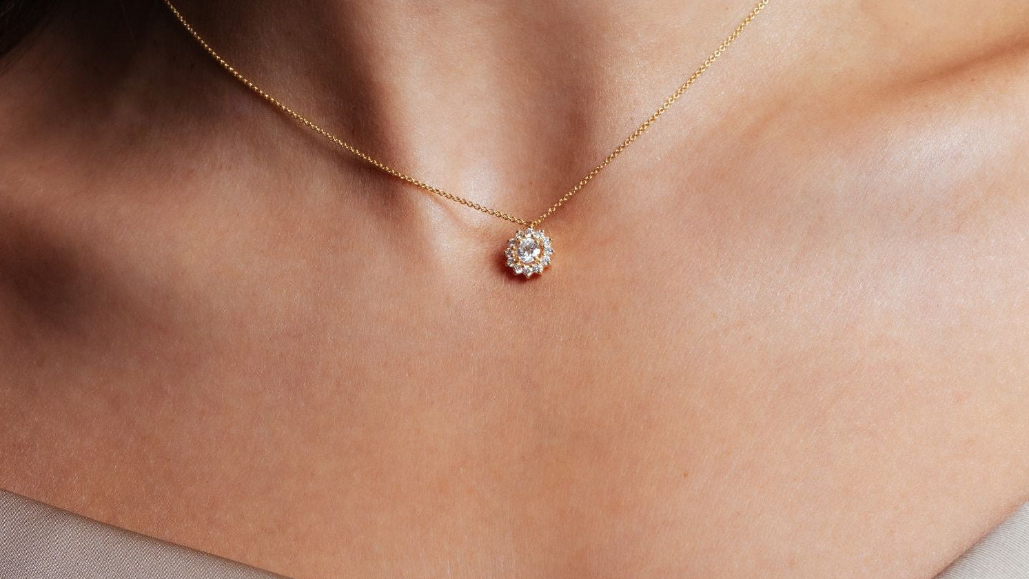 femme qui porte un pendentif en or jaune et diamants naturels 