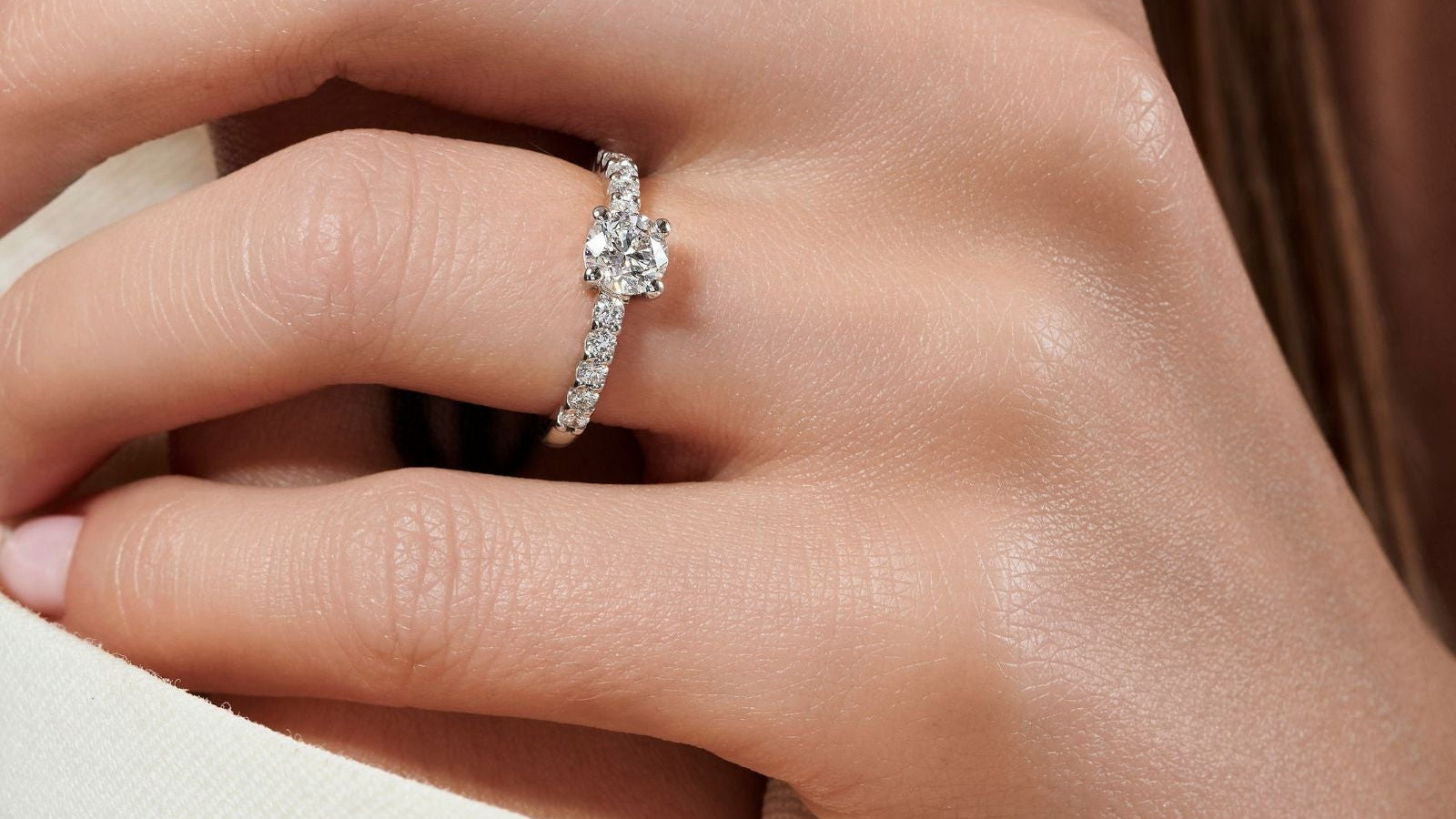 Femme qui porte Solitaire corps seri diamant naturel