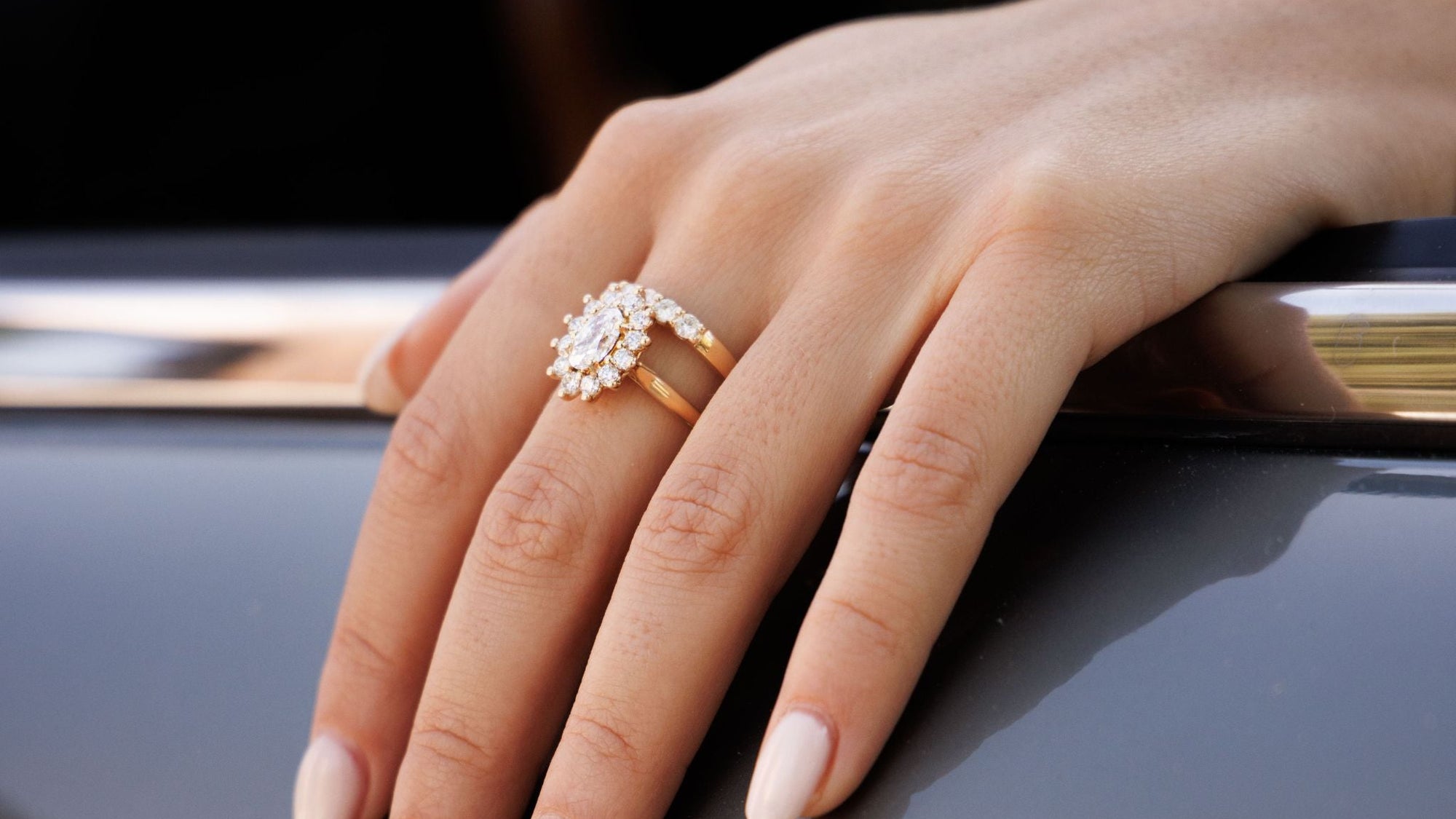 Femme qui porte un solitaire et une alliance diamants naturel 