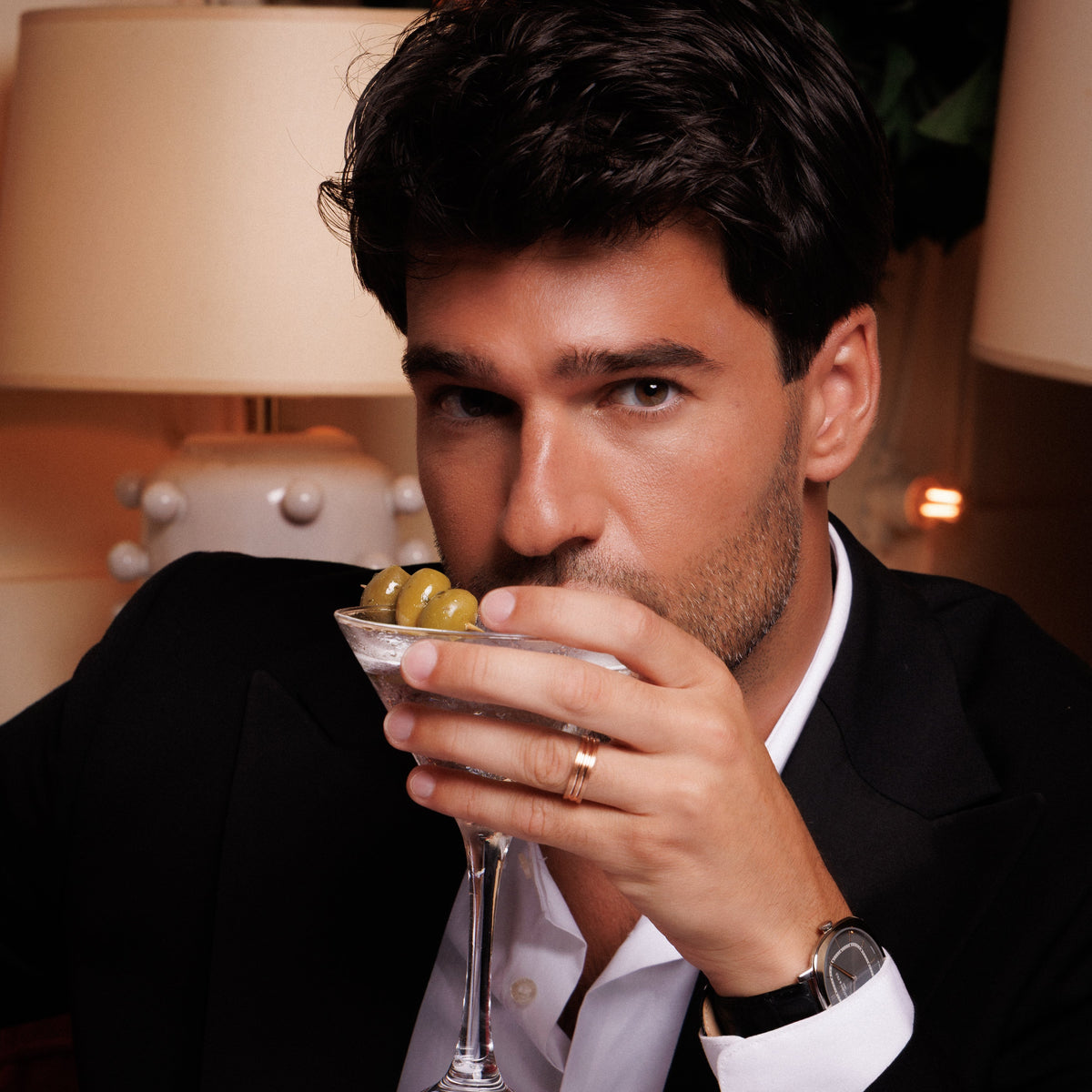 homme qui porte une alliance or rose 18 carats - maison Pellegrin 