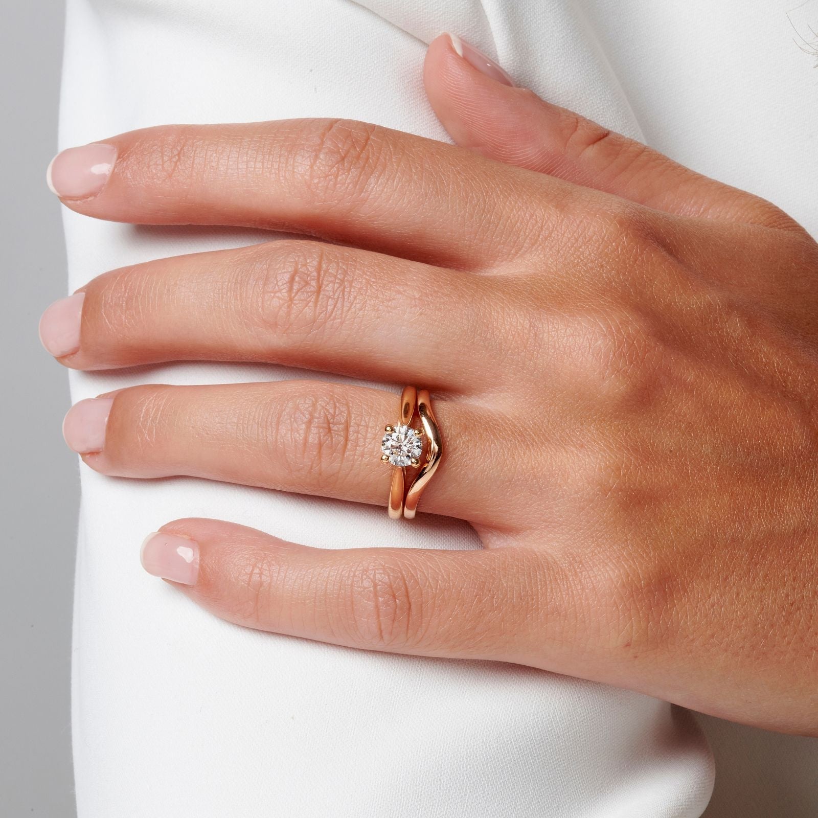 femme qui porte alliance vague tout or et solitaire diamant 