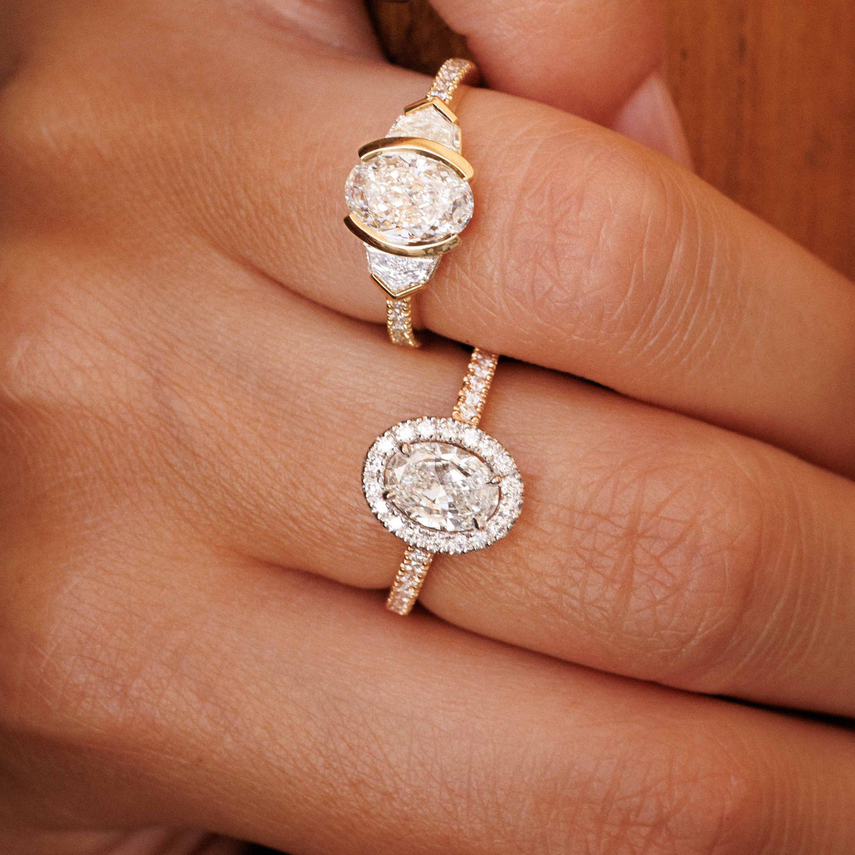 Femme qui porte deux bague dont une bague anais bi color or rose or blanc diamant naturel taille ovale