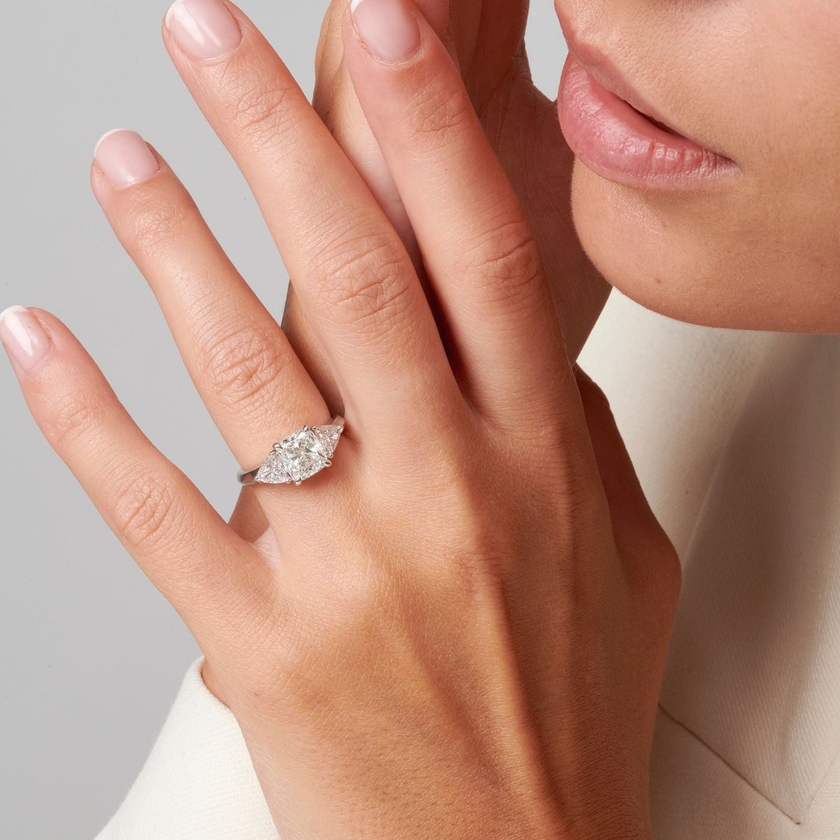 femme qui porte une bague avec trois diamants naturels trilogie pellegrin 