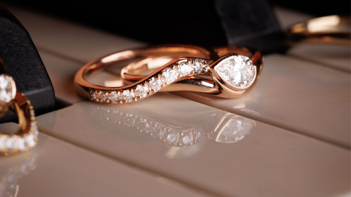 bague or et diamants naturels sur une touche de piano