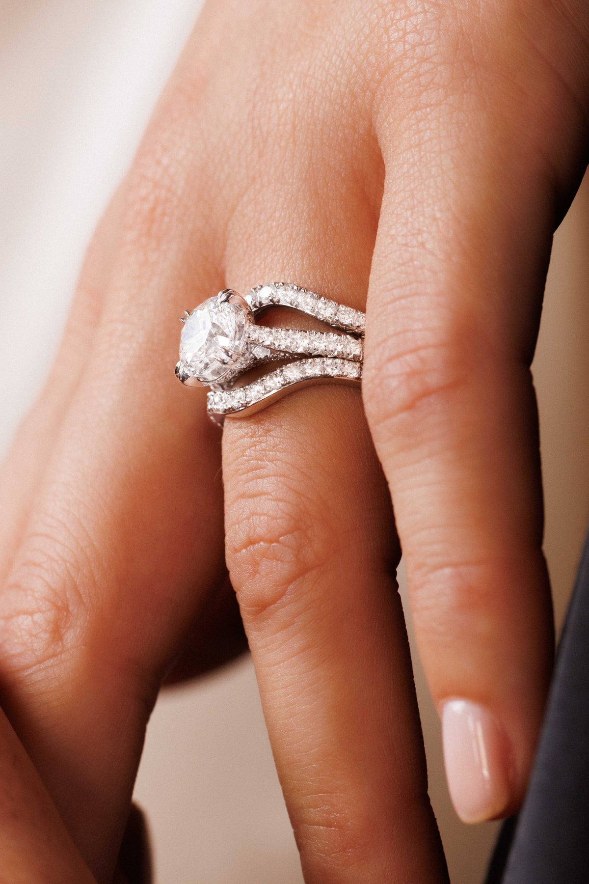 bague de fiancailles diamant naturel pellegrin sur une main de femme 