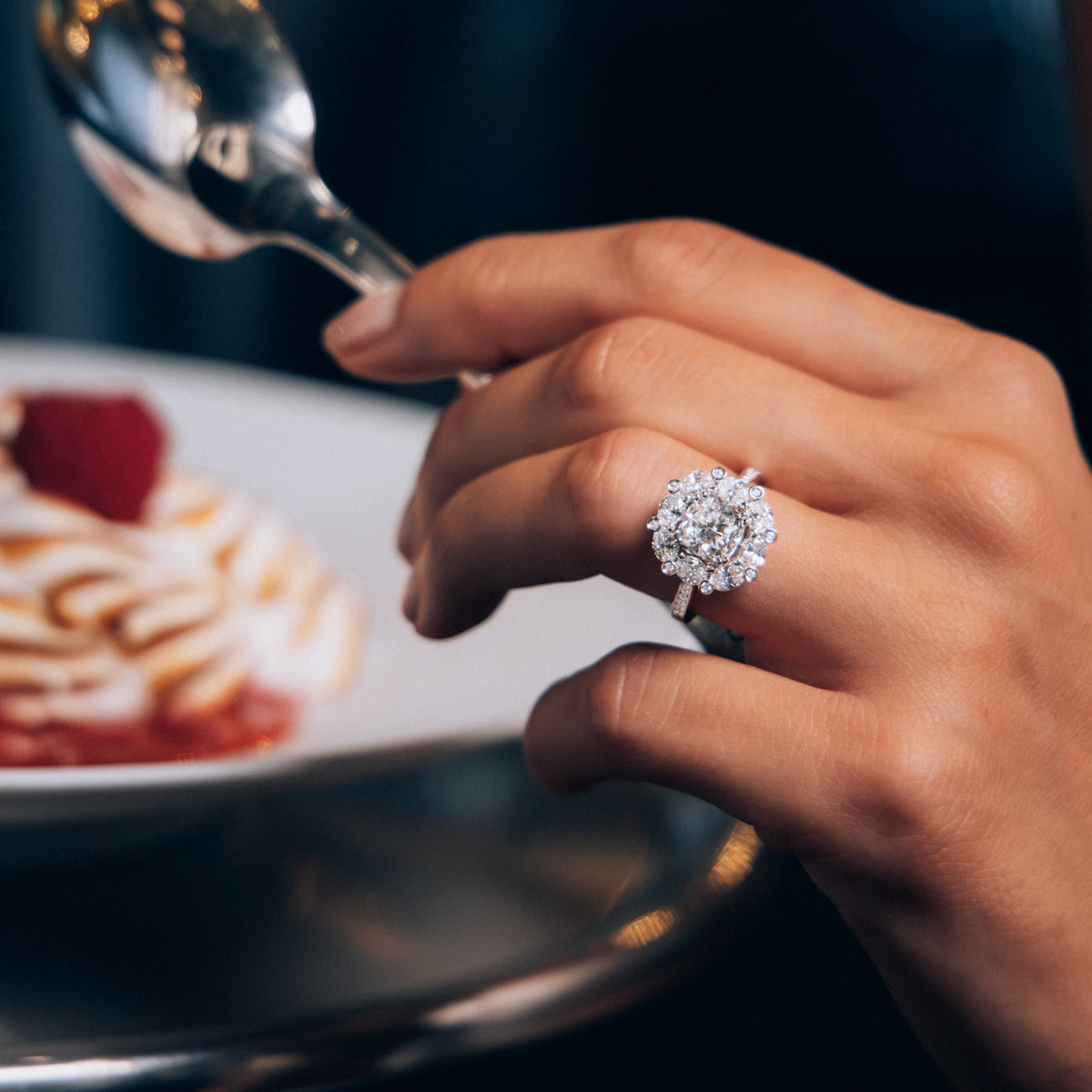 femme qui porte bague diamant naturel taille coussin collection heritage pellegrin 