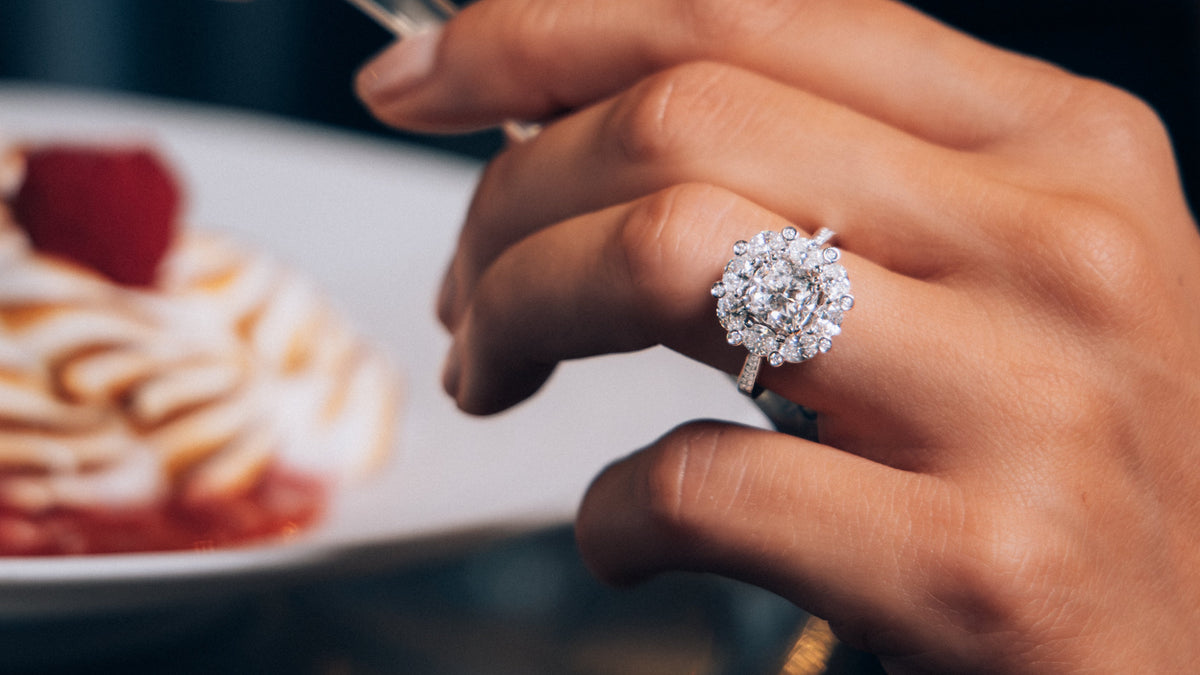 femme qui porte une bague en diamants naturels 
