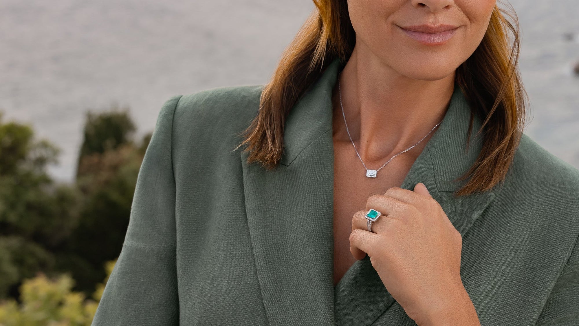 femme qui porte un pendentif et une bague 