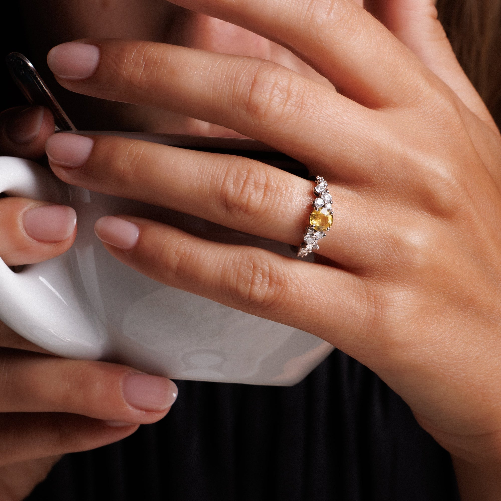main de femme qui porte bague nuage saphir jaune - collection nuage