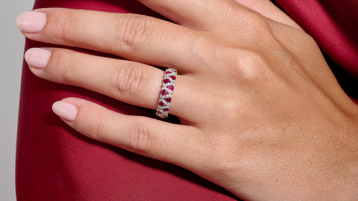 femme qui porte une bague rubis et diamant 