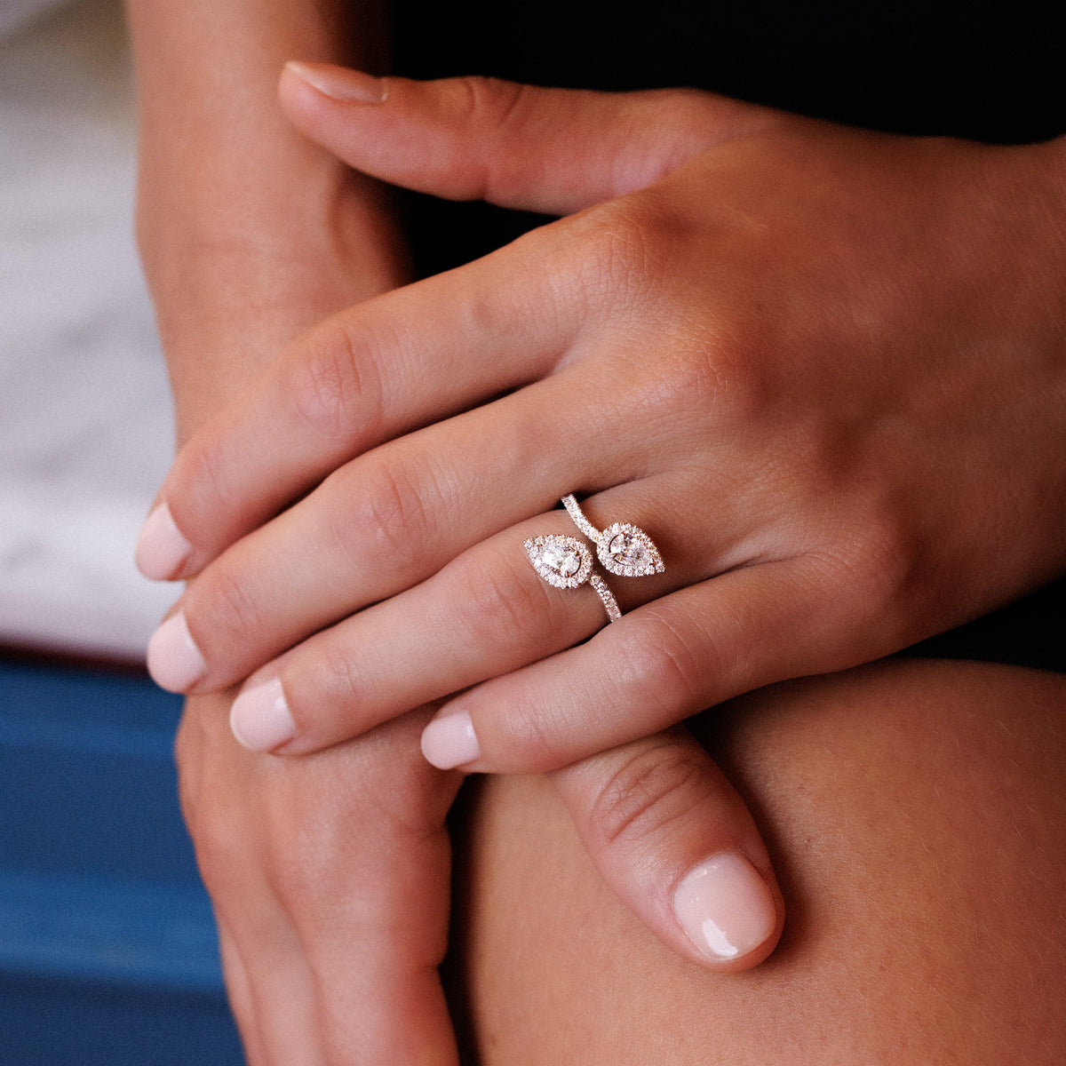 femme qui porte une bague toi et moi diamants naturels taille poire 