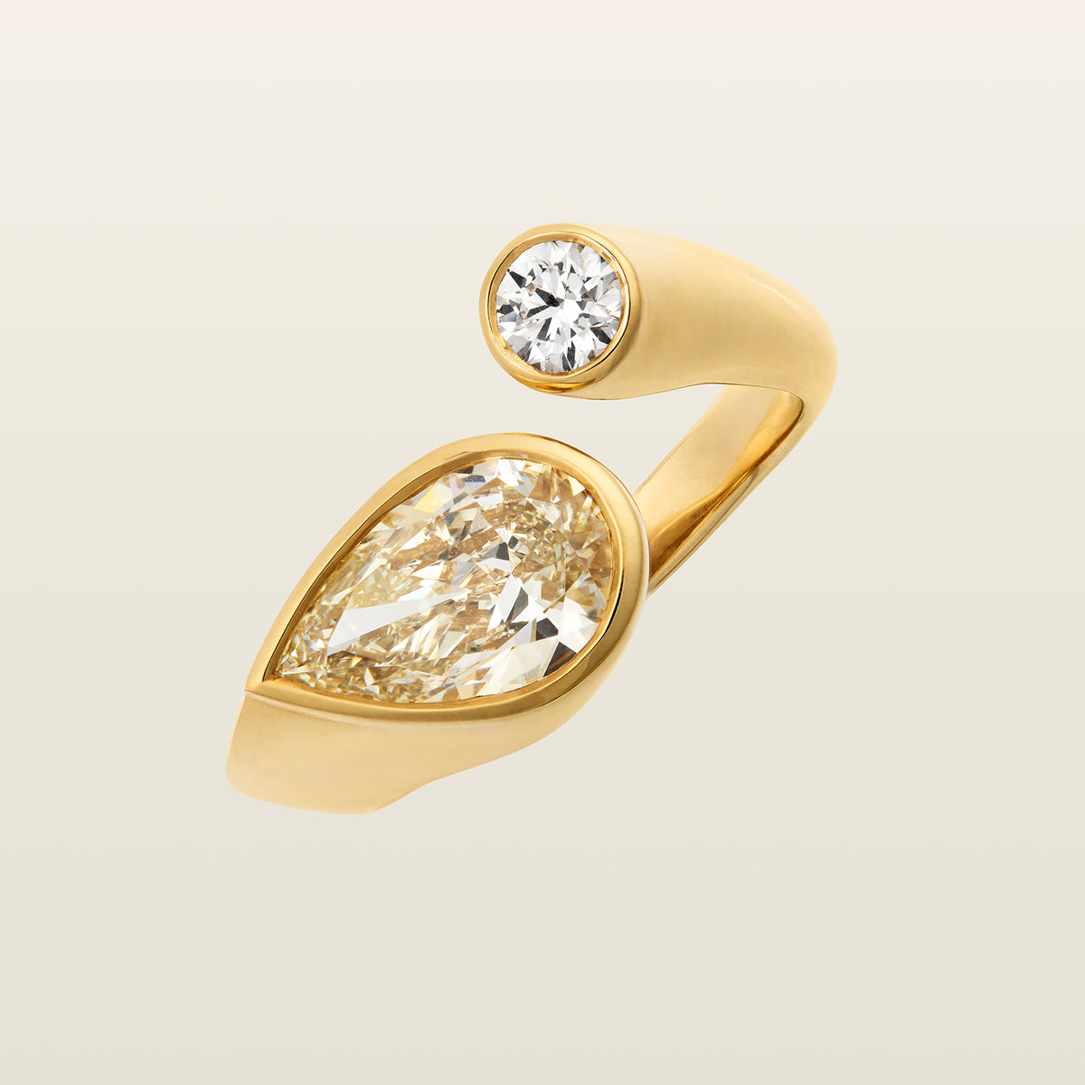 packshot sur fond beige bague toi et moi echo collection evidence or jaune diamant poire fancy et or jaune 