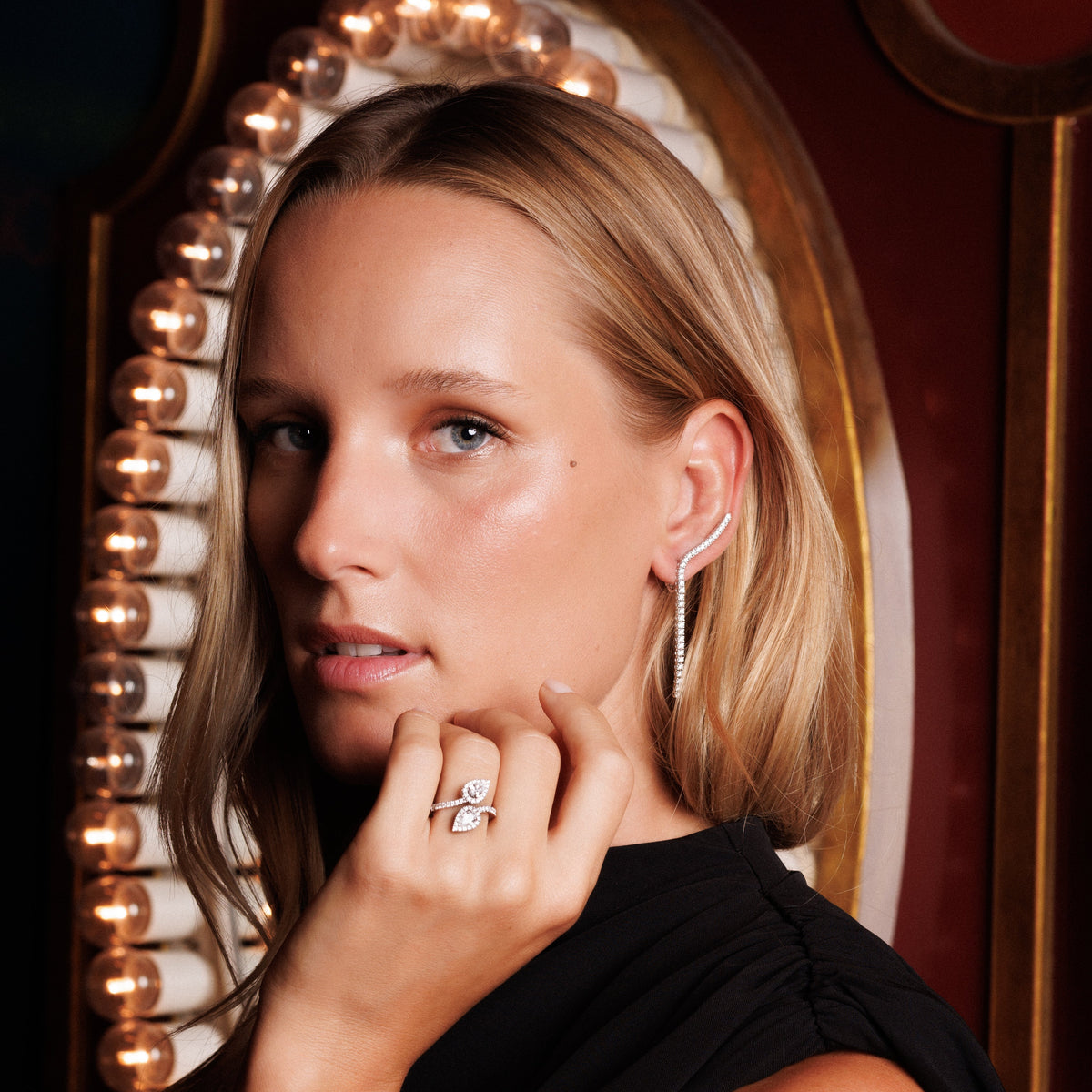 femme blonde qui porte une bague toi & moi diamant naturel taille poire