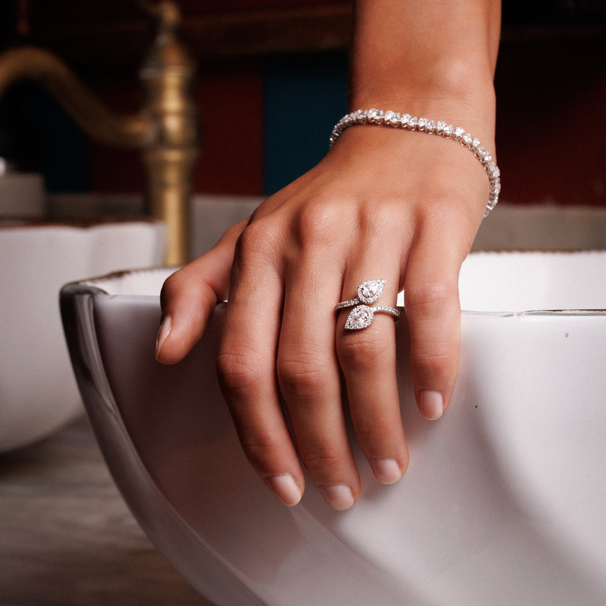 femme qui porte une bague toi & moi diamant naturel taille poire