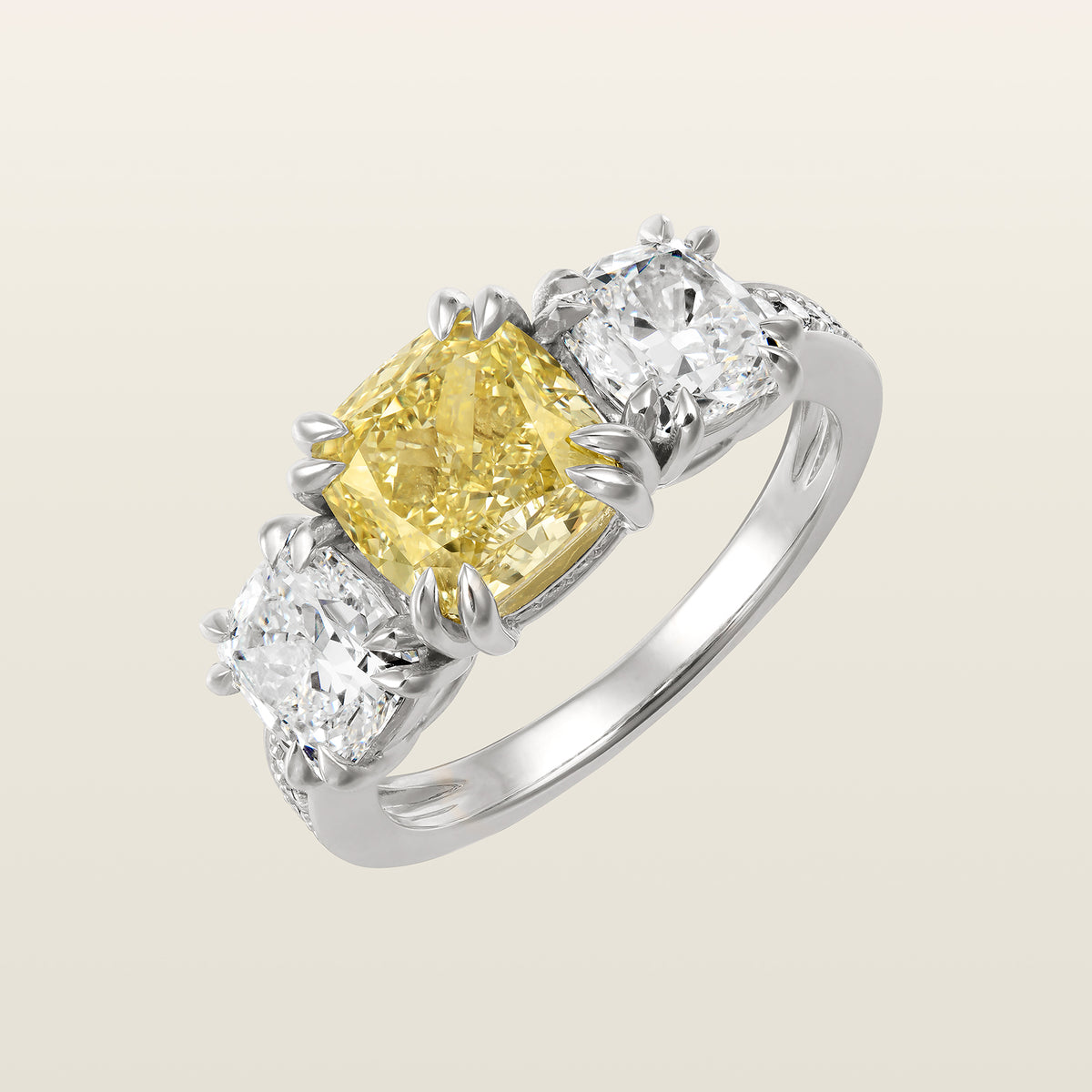 Bague Trilogie en or blanc, diamant fancy jaune taille coussin entre deux diamants blancs