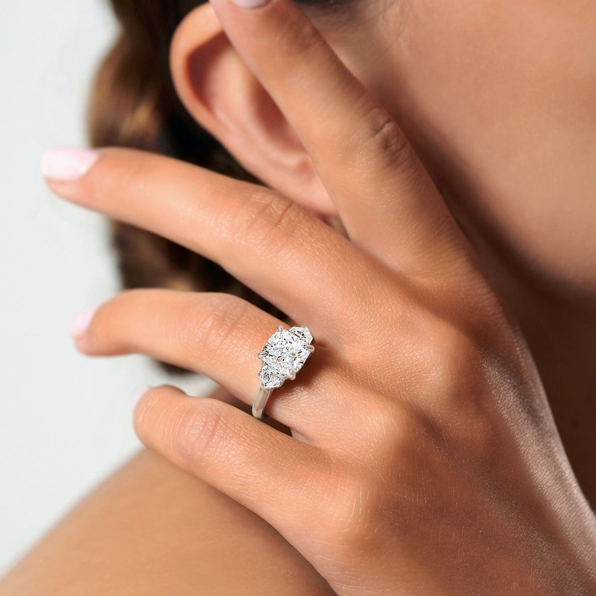 Femme qui porte une bague pellegrin en diamant naturel 