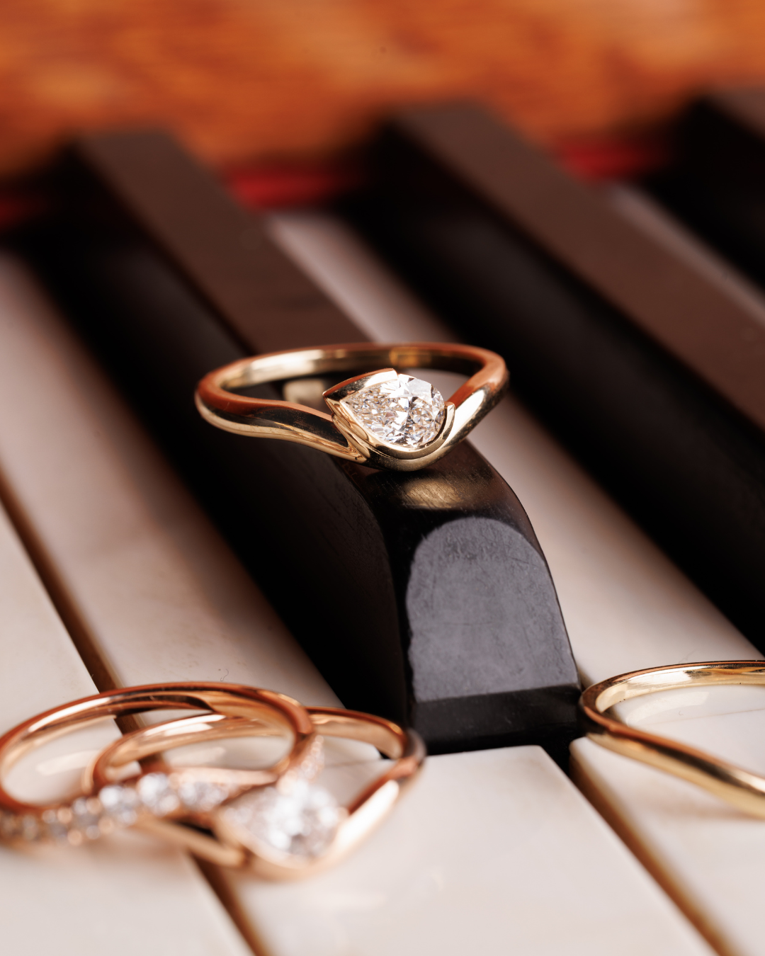 bague en or et diamant posé sur une touche de piano